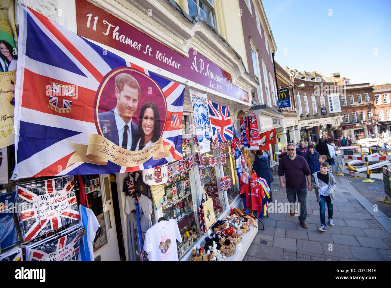 Souvenirs zur bevorstehenden Hochzeit von Prinz Harry und Meghan Markle in Geschäften in Windsor, Berkshire. Bilddatum: Donnerstag, 5. April 2018. Bildnachweis sollte lauten: Matt Crossick/ EMPICS Entertainment. Stockfoto