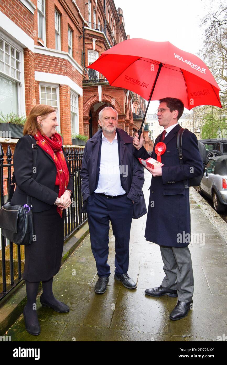 Labour-Chef Jeremy Corbyn und die Abgeordnete Emma Dent Coad aus Kensington im Elm Park Gardens, Chelsea, als er sich vor den Kommunalwahlen einer Canvasing-Sitzung mit lokalen Labour-Kandidaten anschließt. Bilddatum: Montag, 9. April 2018. Bildnachweis sollte lauten: Matt Crossick/ EMPICS Entertainment. Stockfoto