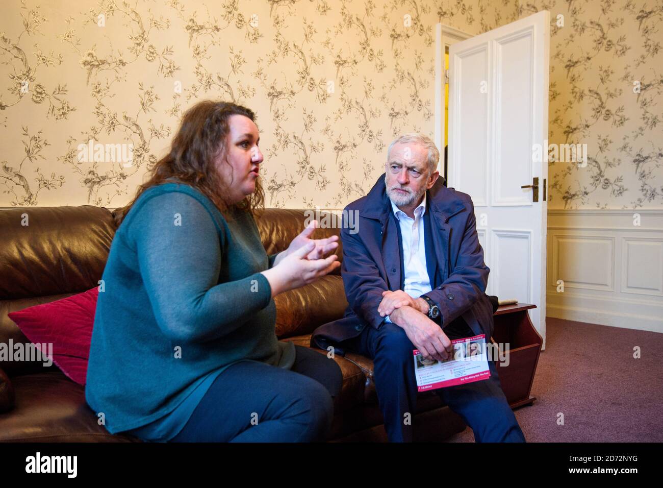 Labour-Chef Jeremy Corbyn spricht mit der Anwohnerin Lorna Sherlock in ihrem Haus in Elm Park Gardens, Chelsea, während er vor den Kommunalwahlen an einer Canvasing-Sitzung mit lokalen Labour-Kandidaten teilnimmt. Bilddatum: Montag, 9. April 2018. Bildnachweis sollte lauten: Matt Crossick/ EMPICS Entertainment. Stockfoto