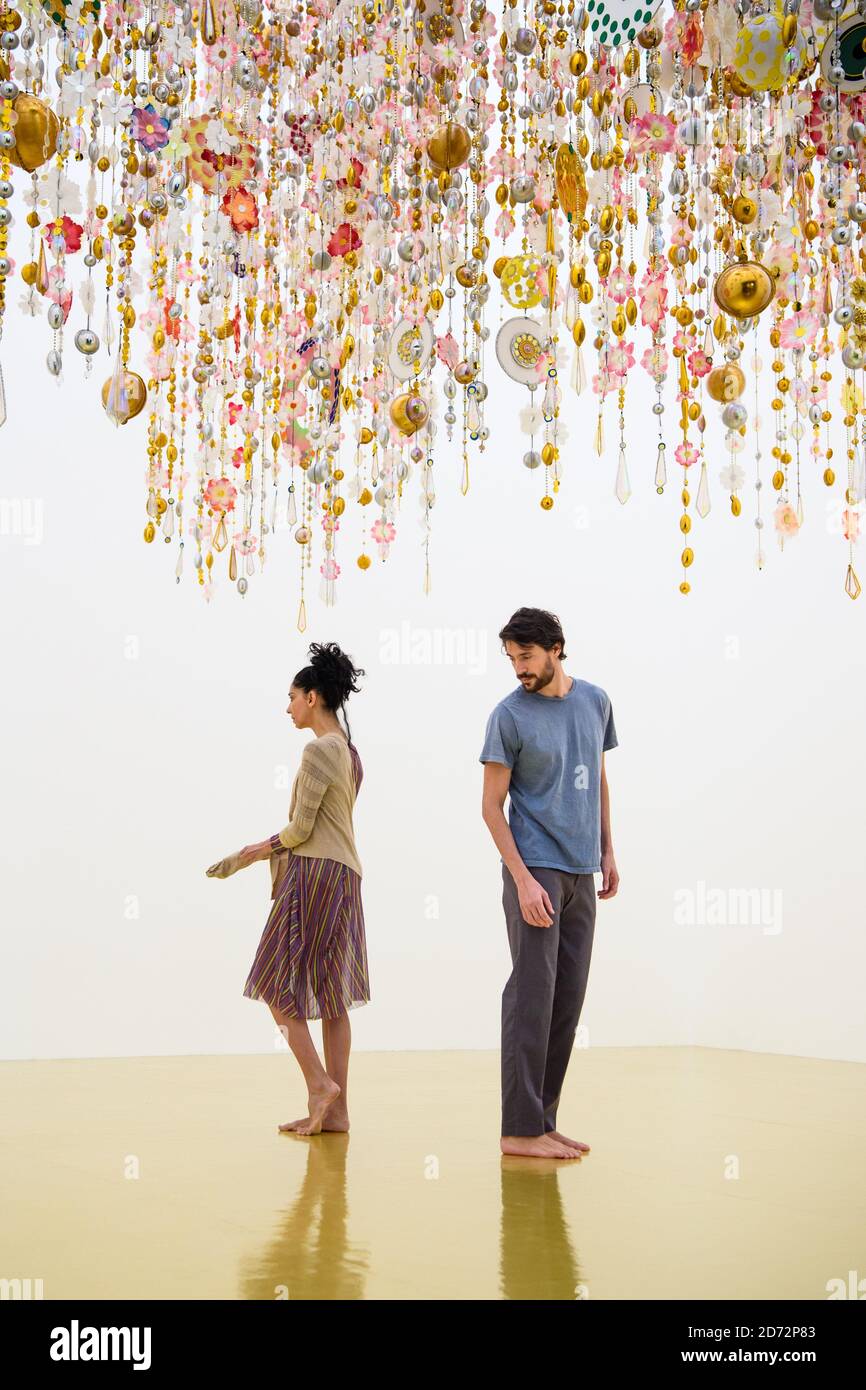 Tänzer der Marcia Milhazes Dance Company führen bei der Eröffnung der neuen Einzelausstellung der Künstlerin Beatriz Milhazes in der White Cube Bermondsey Gallery in London ein neues Werk 'guarde - me' auf. Die Ausstellung "Rio Azul" läuft vom 18. April bis 1. Juli. Bilddatum: Dienstag, 17. April 2018. Bildnachweis sollte lauten: Matt Crossick/ EMPICS Entertainment. Stockfoto