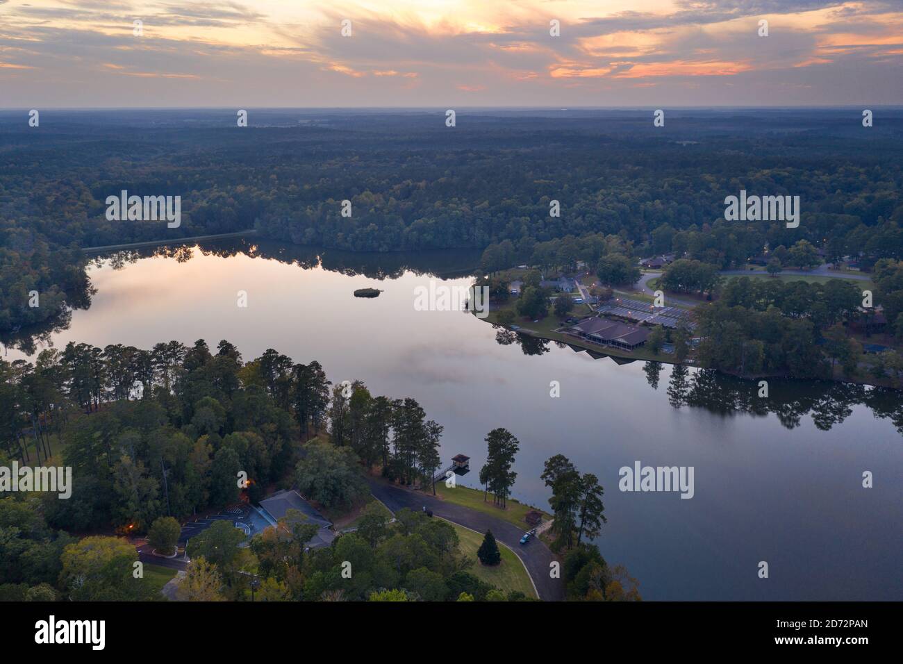 Rock Eagle Lake, Putnam County, Georgia, USA in der Abenddämmerung. Stockfoto