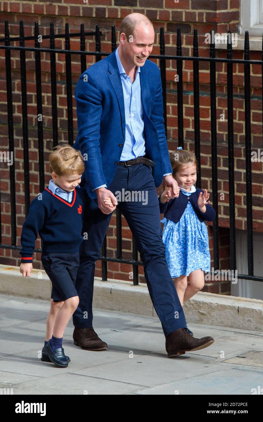 Der Herzog von Cambridge mit Prinz George und Prinzessin Charlotte betreten den Lindo-Flügel im St. Mary's Hospital in Paddington, London. Bildnachweis sollte lauten: Matt Crossick/EMPICS Entertainment Stockfoto