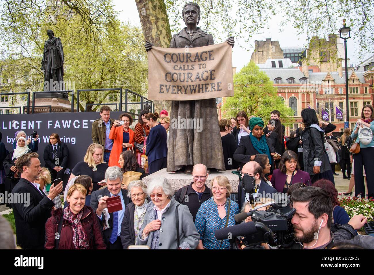 Menschenmassen bei der Enthüllung der Statue des Frauenrechtführers Millicent Fawcett auf dem Parliament Square in London. Die Statue, von der Künstlerin Gillian Wearing, ist die erste Statue einer Frau, die auf dem Platz steht, und markiert 100 Jahre, seit die ersten Frauen das Wahlrecht gewonnen haben. Bilddatum: Dienstag, 24. April 2018. Bildnachweis sollte lauten: Matt Crossick/ EMPICS Entertainment. Stockfoto