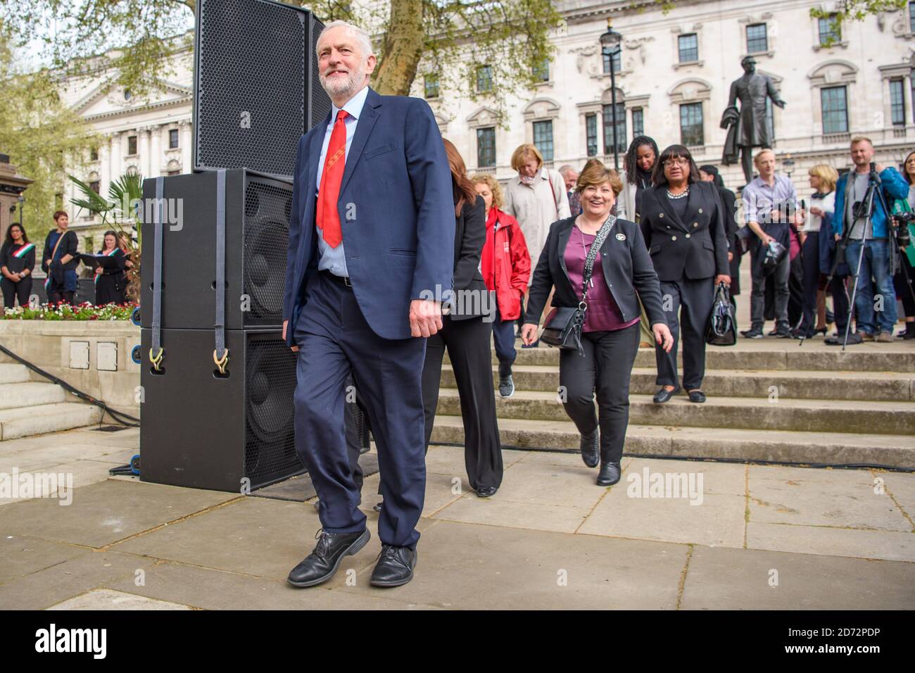 Mitglieder der Labour-Partei, darunter Jeremy Corbyn, Emily Thornberry und Diane Abbott, die bei der Enthüllung der Statue des Frauenrechthabers Millicent Fawcett auf dem Parliament Square in London ankamen. Die Statue, von der Künstlerin Gillian Wearing, ist die erste Statue einer Frau, die auf dem Platz steht, und markiert 100 Jahre, seit die ersten Frauen das Wahlrecht gewonnen haben. Bilddatum: Dienstag, 24. April 2018. Bildnachweis sollte lauten: Matt Crossick/ EMPICS Entertainment. Stockfoto