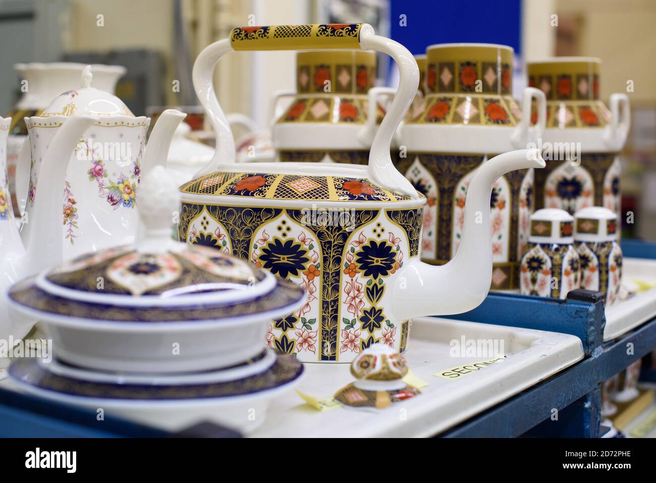 Stücke von china Geschirr, nachdem Lithographen anwenden Designs auf sie, in Royal Crown Derby's Werkstatt in Derby, England. Die Firma, die aus dem Jahr 1750 stammt, hat gerade ihre Gedenkstücke zu Ehren der königlichen Hochzeit zwischen Prinz Harry und Meghan Markle angekündigt. Royal Crown Derby's Bone china wird immer noch vollständig in Großbritannien hergestellt, wobei Techniken seit dem 18. Jahrhundert weitgehend unverändert verwendet werden. Bilddatum: Donnerstag, 19. April 2018. Bildnachweis sollte lauten: Matt Crossick/ EMPICS Entertainment. Stockfoto