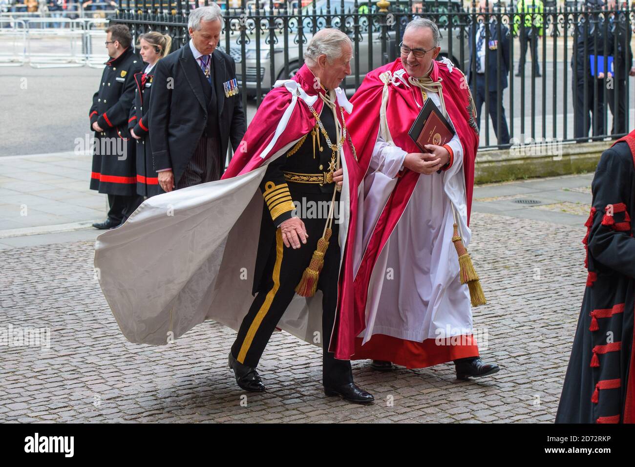 Prinz Charles, mit Dean von Westminster John Hall, Ankunft in Westminster Abbey in London, um den Dienst der Installation von Knights Grand Cross des Ordens des Bades teilnehmen. Der Prinz von Wales nahm in seiner Eigenschaft als Großmeister des Ehrenordens von Bath Teil, einem Militärbefehl, der 1725 von König Georg I. gegründet wurde. Bilddatum: Donnerstag, 24. Mai 2018. Bildnachweis sollte lauten: Matt Crossick/ EMPICS Entertainment. Stockfoto