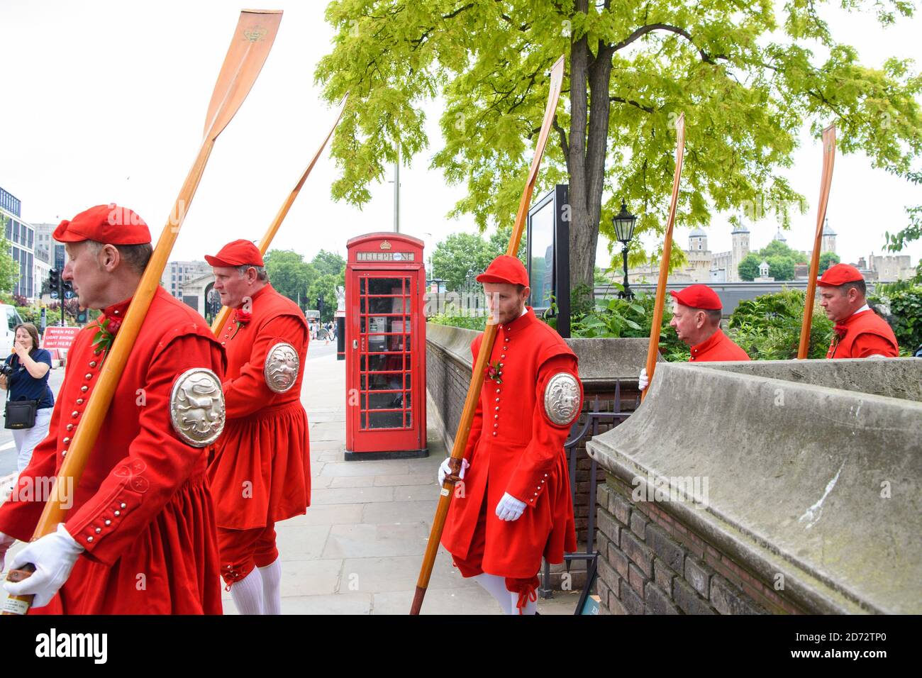 Mitglieder der Company of Watermen und Lightermen of the River Thames verlassen den Kirchhof von All Hallows am Tower in London während der Knolly's Rose Zeremonie. Die Zeremonie, die auf das Jahr 1381 zurückgeht, sieht eine Pfefferkornrente einer einzelnen Rose, die jährlich an den Oberbürgermeister gezahlt wird, nachdem Soldat Sir Robert Knollys von Seedhing Lane eine illegale Fußgängerbrücke über die Straße zu seinem Rosengarten baute. Bilddatum: Mittwoch, 20. Juni 2018. Bildnachweis sollte lauten: Matt Crossick/ EMPICS Entertainment. Stockfoto