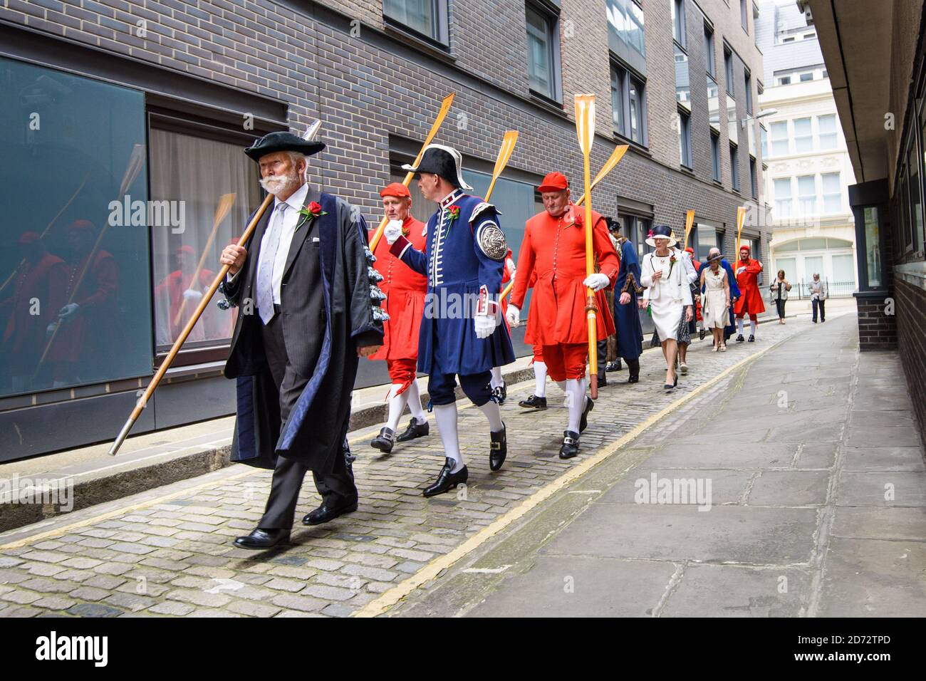 Mitglieder der Company of Watermen und Lightermen der Themse Verfahren durch die City of London während der Knolly's Rose Zeremonie. Die Zeremonie, die auf das Jahr 1381 zurückgeht, sieht eine Pfefferkornrente einer einzelnen Rose, die jährlich an den Oberbürgermeister gezahlt wird, nachdem Soldat Sir Robert Knollys von Seedhing Lane eine illegale Fußgängerbrücke über die Straße zu seinem Rosengarten baute. Bilddatum: Mittwoch, 20. Juni 2018. Bildnachweis sollte lauten: Matt Crossick/ EMPICS Entertainment. Stockfoto