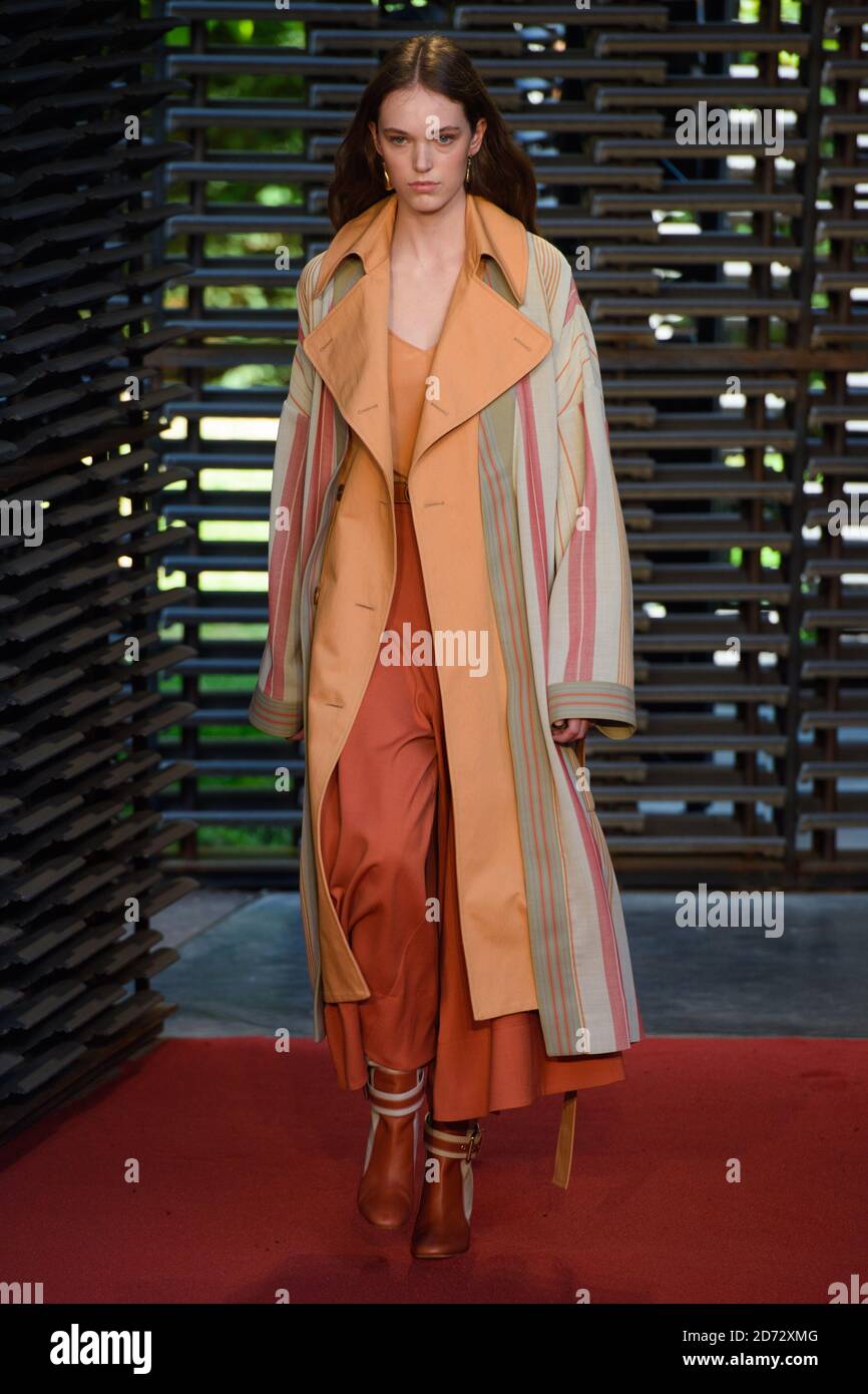 Models auf dem Laufsteg während der Roksanda Spring/Summer 2019 London Fashion Week Show im Serpentine Pavillion, London. Bilddatum: Montag, 17. September 2018. Bildnachweis sollte lauten: Matt Crossick/ EMPICS Entertainment. Stockfoto