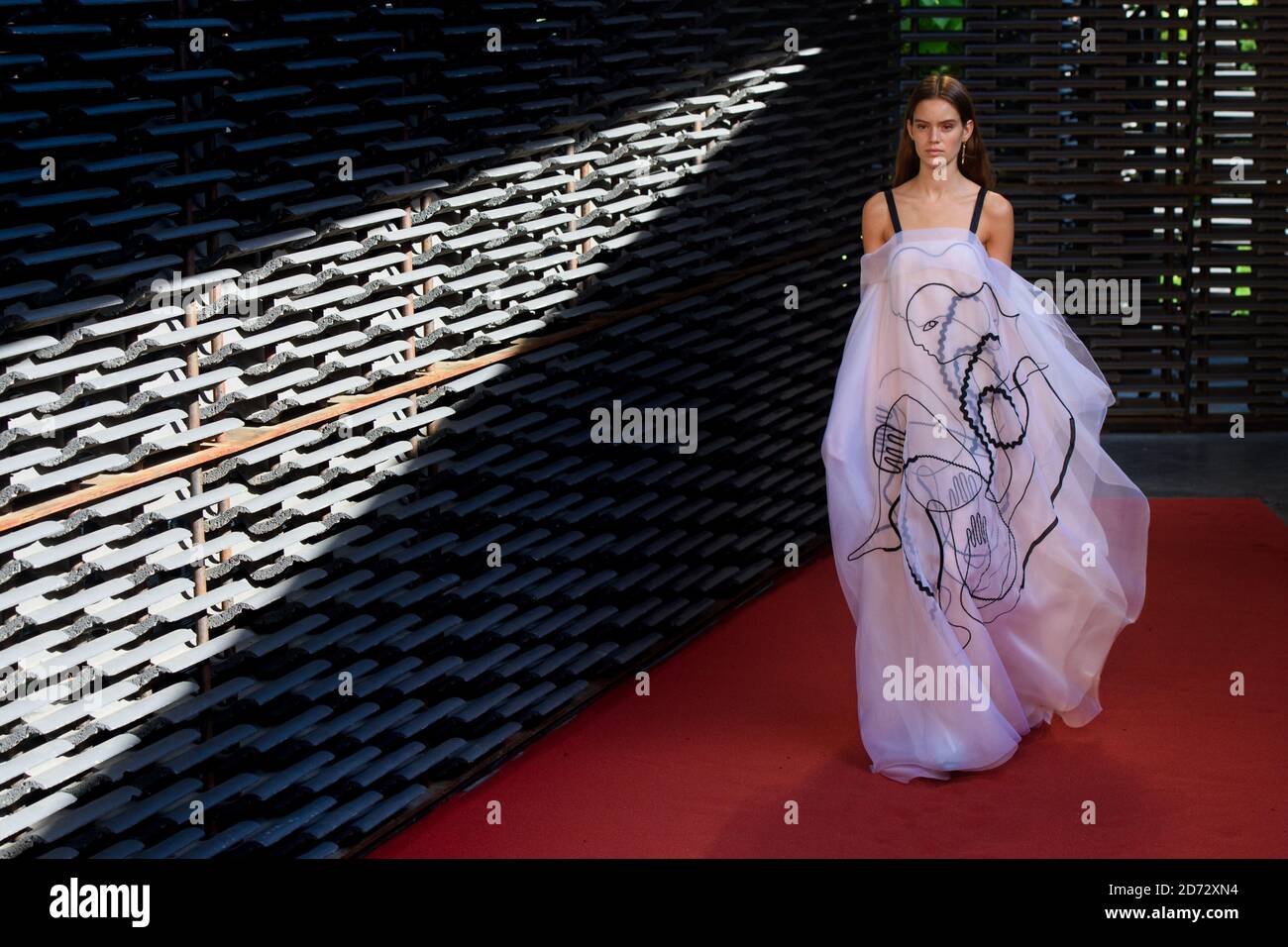 Models auf dem Laufsteg während der Roksanda Spring/Summer 2019 London Fashion Week Show im Serpentine Pavillion, London. Bilddatum: Montag, 17. September 2018. Bildnachweis sollte lauten: Matt Crossick/ EMPICS Entertainment. Stockfoto