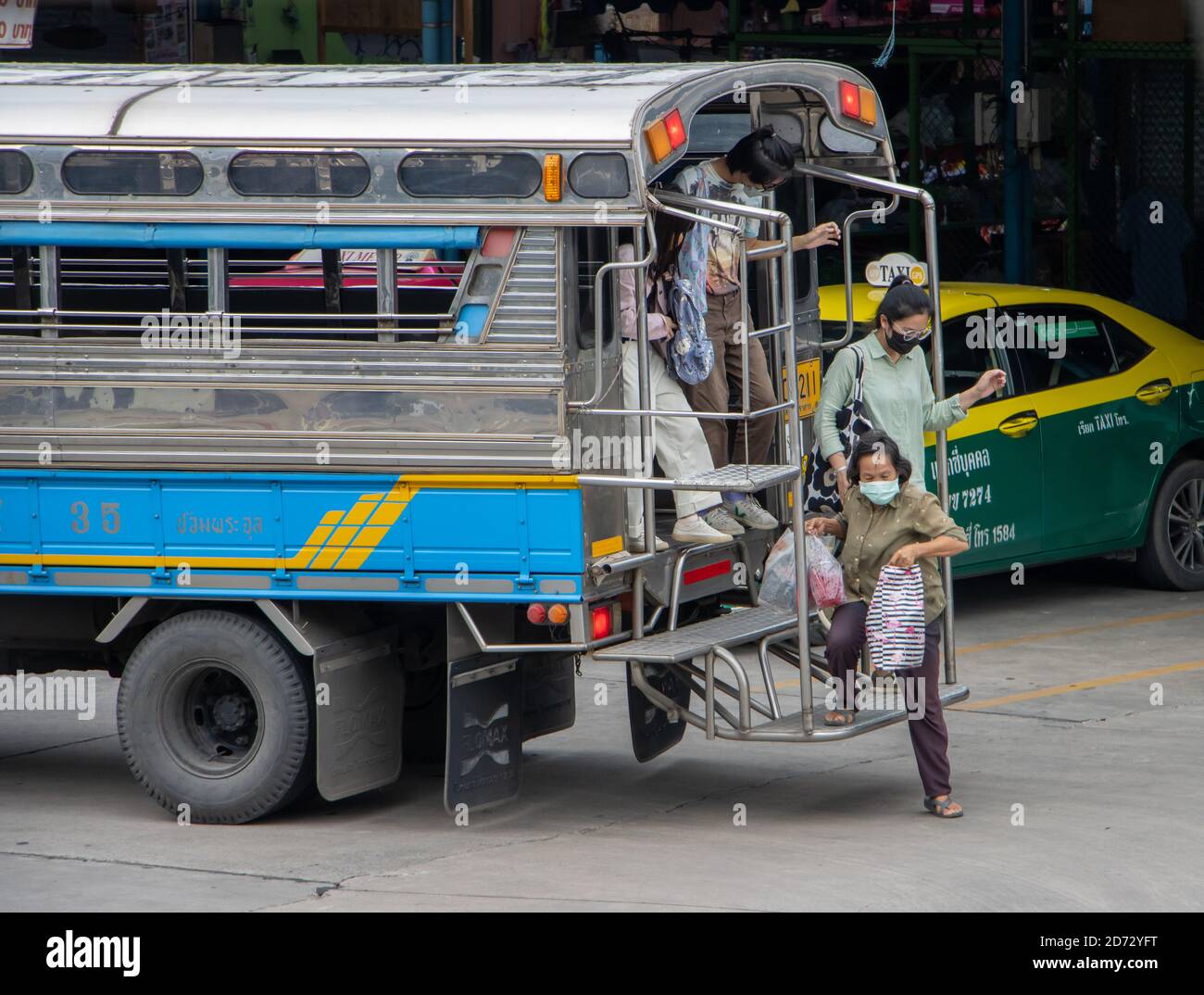 SAMUT PRAKAN, THAILAND, JULI 25 2020, Menschen vorsichtig aus dem LKW-Bus, eine traditionelle billige Transport von Menschen in einem LKW in Thailand Stockfoto