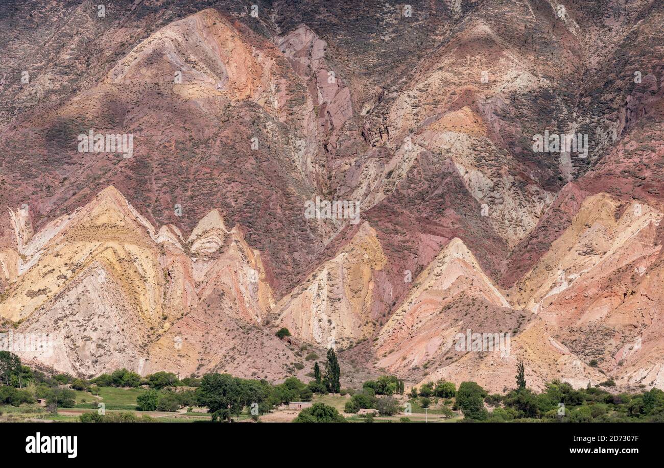 Ikonisches Wahrzeichen, die Felsformation La Paleta del Pintor, in der Nähe des Dorfes Maimara in der Schlucht Quebrada de Humahuaca. Die Quebrada ist als UNES aufgeführt Stockfoto