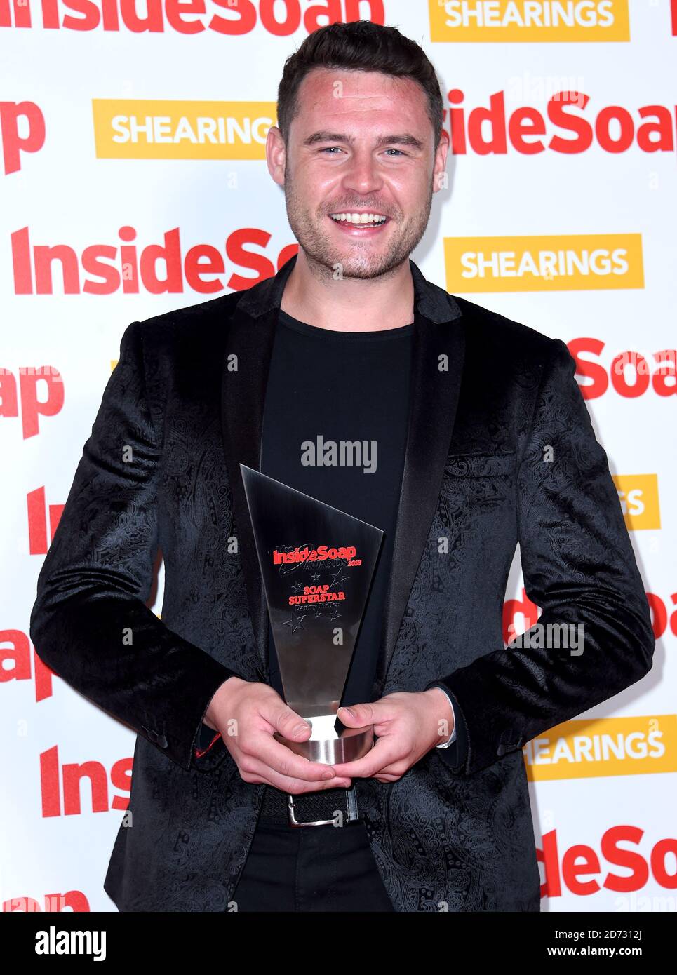 Danny Miller posiert mit seiner Auszeichnung für Soap Superstar während der Teilnahme an der Inside Soap Awards 2018 in 100 Wardour Street, Soho, London. Bildnachweis sollte lauten: Matt Crossick / EMPICS Stockfoto