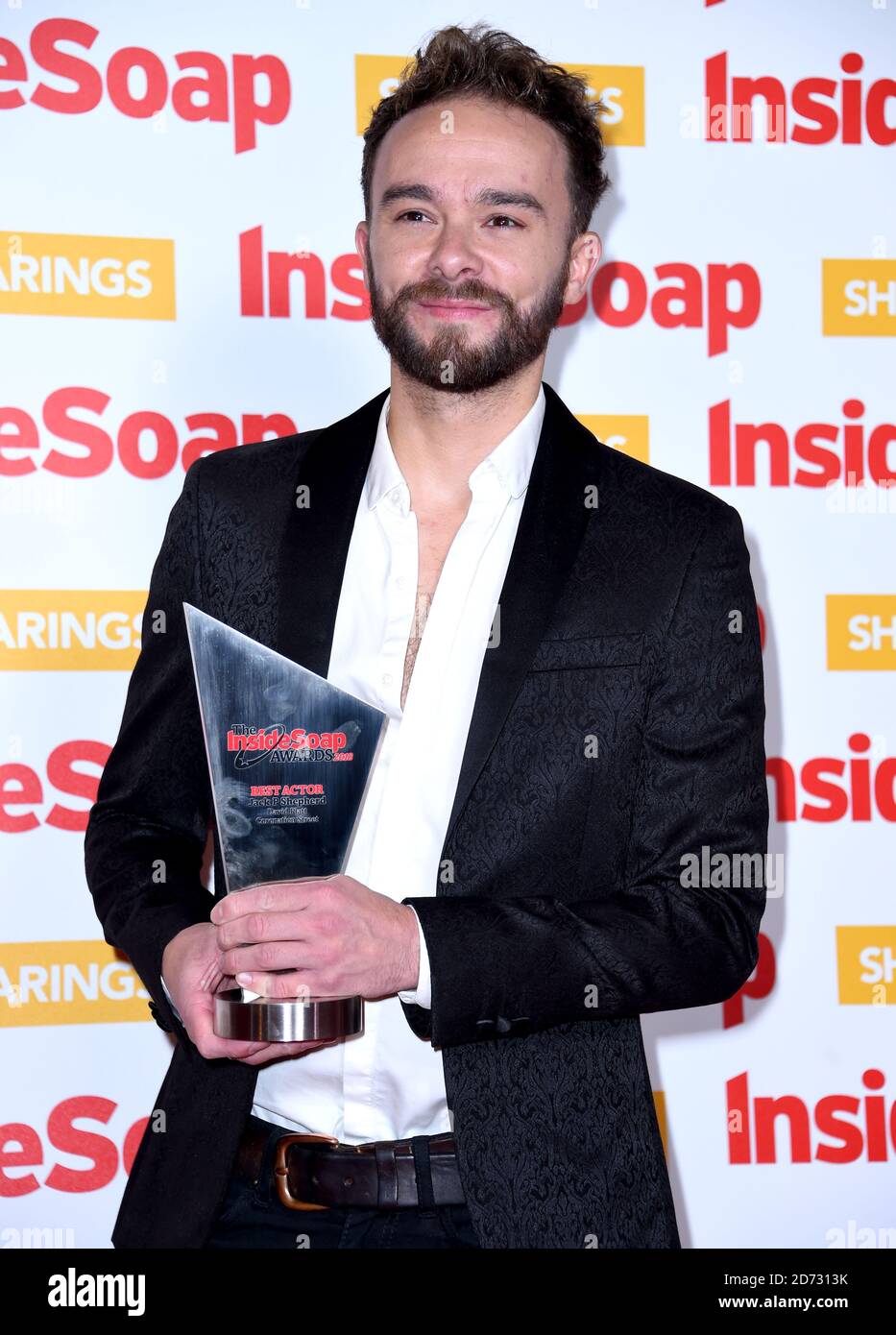 Jack P. Shepherd posiert mit seiner Auszeichnung als Bester Darsteller während der Teilnahme an den Inside Soap Awards 2018 in der Wardour Street 100, Soho, London. Bildnachweis sollte lauten: Matt Crossick / EMPICS Stockfoto