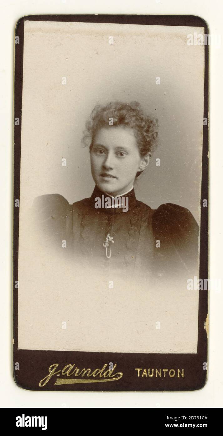 Original viktorianischer CDV der attraktiven jungen viktorianischen Frau, Taunton, Devon, England, um 1895 Stockfoto