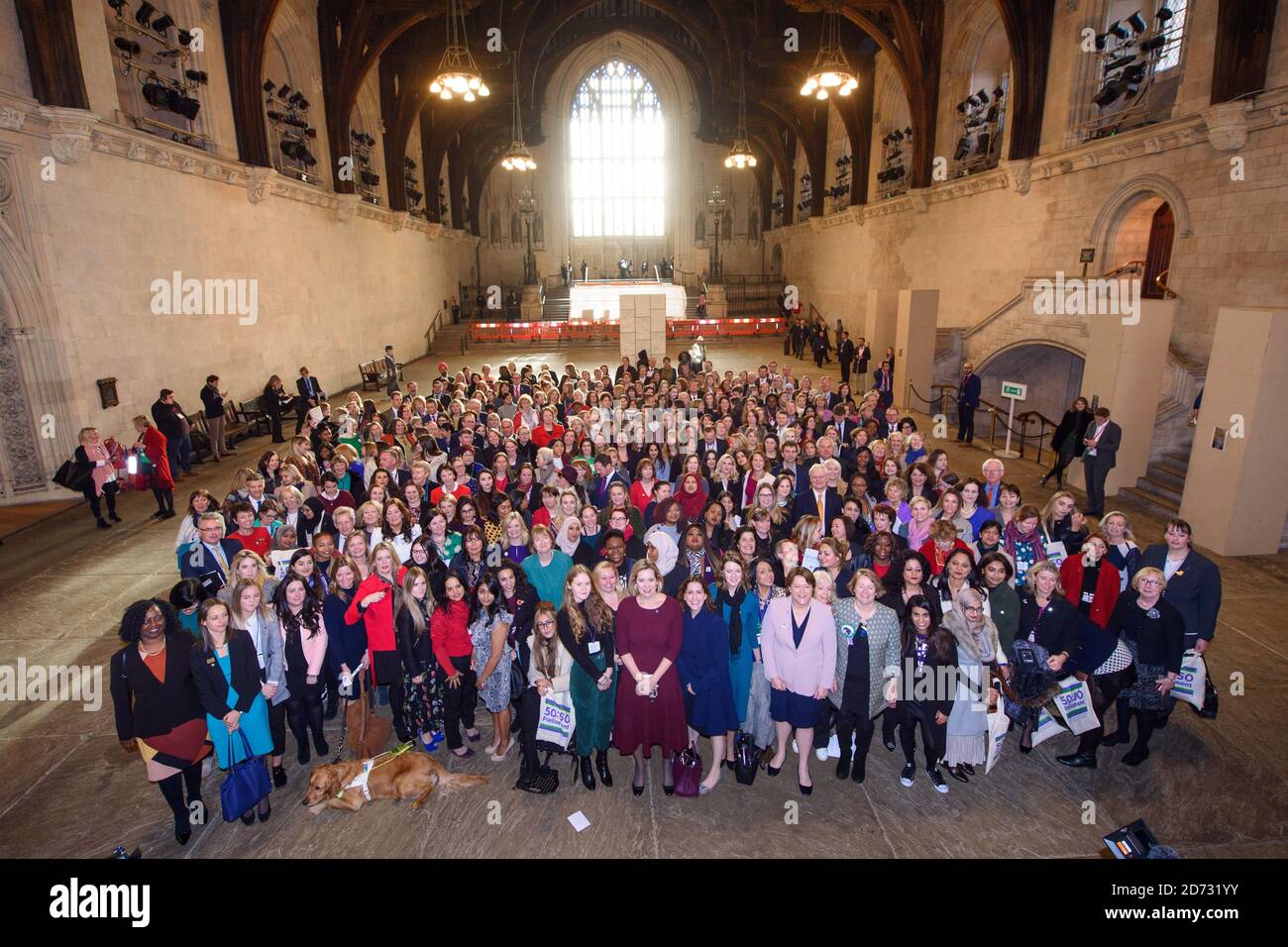 Parlamentsabgeordnete mit über 300 Wählerinnen in der Westminster Hall in den Häusern des Parlaments in London. Den Wählerinnen und Wählern wurde die innere Arbeitsweise des parlaments gezeigt, an einem Tag, der darauf abzielte, mehr Frauen für ein politisches Amt zu begeistern. Bilddatum: Mittwoch, 21. November 2018. Bildnachweis sollte lauten: Matt Crossick/ EMPICS Entertainment. Stockfoto