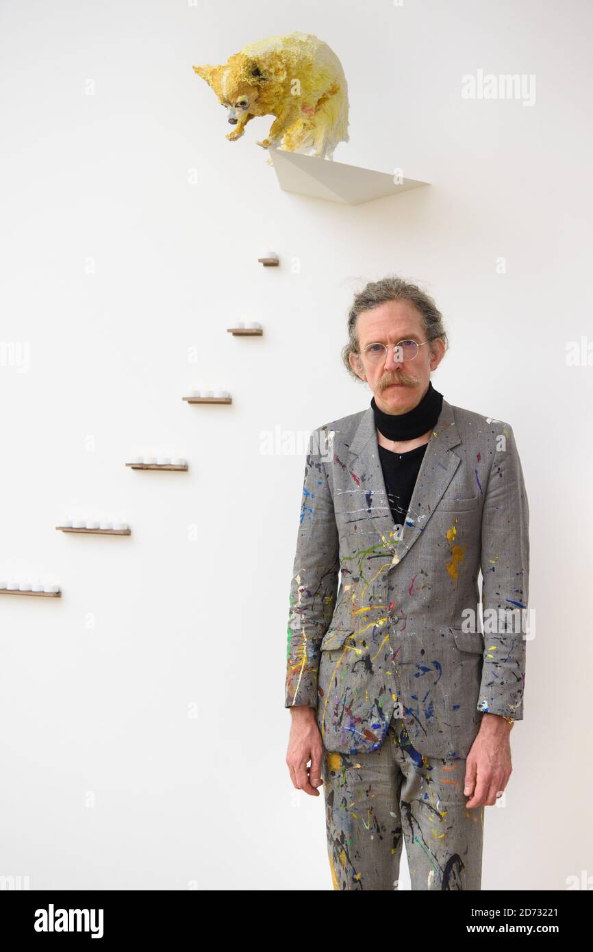 Der Künstler Martin Creed im Bild neben seiner Arbeit 'Work No.2441, Jimmy', bei einer neuen Ausstellung seiner Arbeiten, in der Hauser & Wirth Galerie in London. Die Ausstellung läuft vom 30. November bis 9. Februar 2019. Bilddatum: Donnerstag, 29. November 2018. Bildnachweis sollte lauten: Matt Crossick/ EMPICS Entertainment. Stockfoto