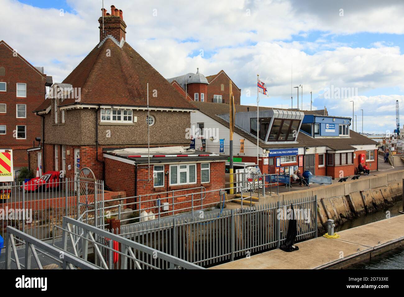 RNLI Poole Rettungsboot Station & Dorset Police Marine Sektion, Poole, Dorset. Stockfoto