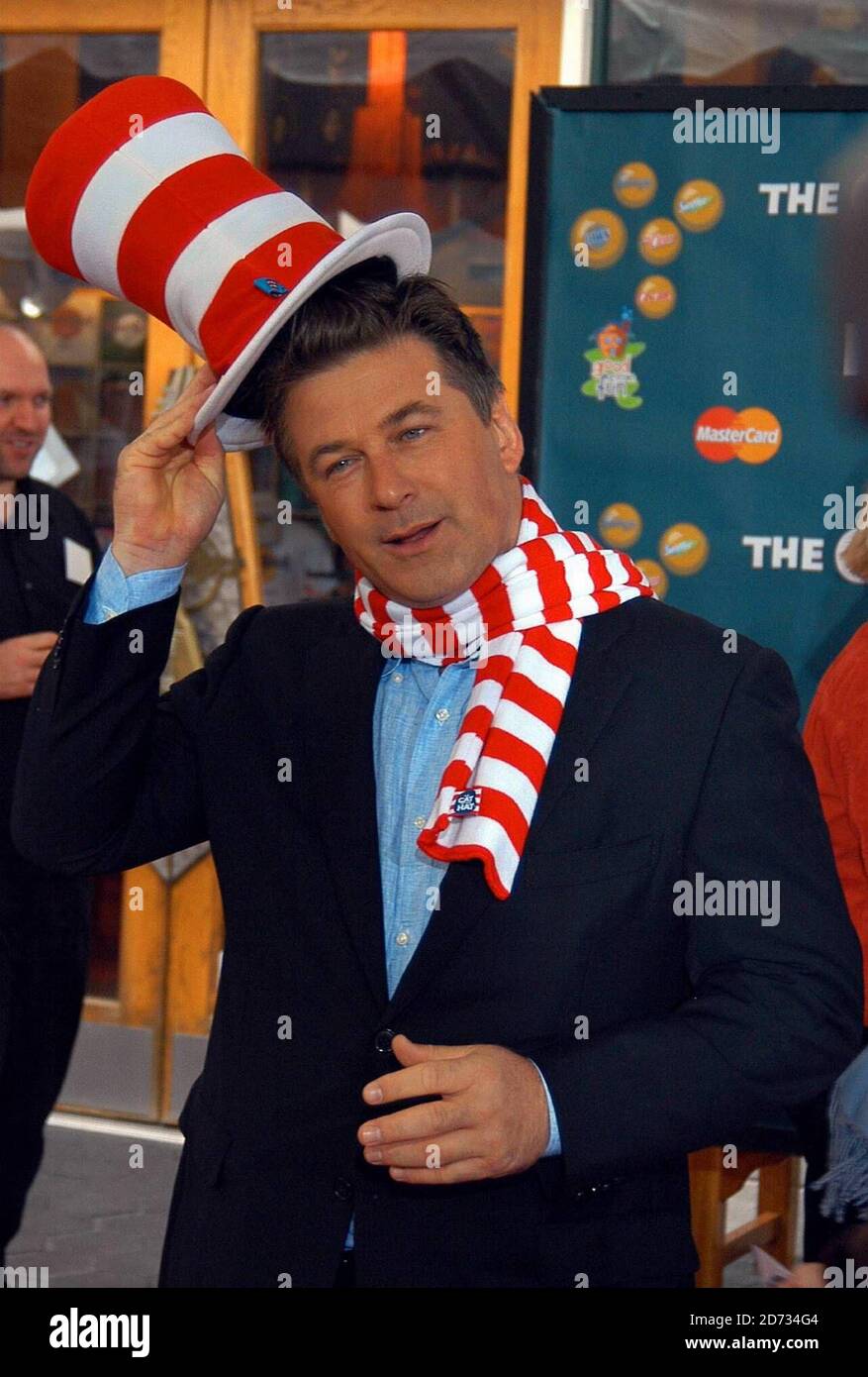 Schauspieler Alec Baldwin tippt seinen "Cat in the hat" Hut an Fans bei der Filmpremiere von "Dr. Seuss' die Katze im Hut'. Baldwin amüsiert Fans durch das Spielen mit seinem Hut und Schal, wie er sich entlang der roten Teppich. La, ca., 11/9/03 [[dab]] Stockfoto