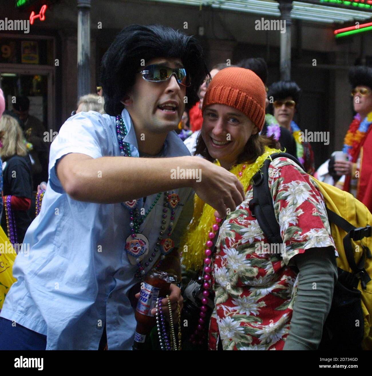 Der walisische Elvis-Fan Max Mason war im Rock'n'Roll-Himmel, als er sich einer Gruppe von @ 50 Elvis-Lookalikes anschloss, die sich an 'The King' auf einem marsch im New Orleans Mardi Gras erinnerten. 2/03 [[Tag]] Stockfoto