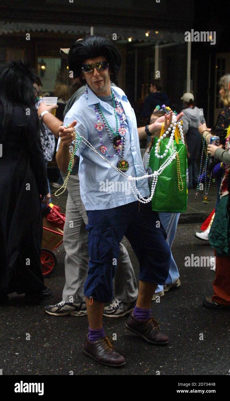Der walisische Elvis-Fan Max Mason war im Rock'n'Roll-Himmel, als er sich einer Gruppe von @ 50 Elvis-Lookalikes anschloss, die sich an 'The King' auf einem marsch im New Orleans Mardi Gras erinnerten. 2/03 [[Tag]] Stockfoto