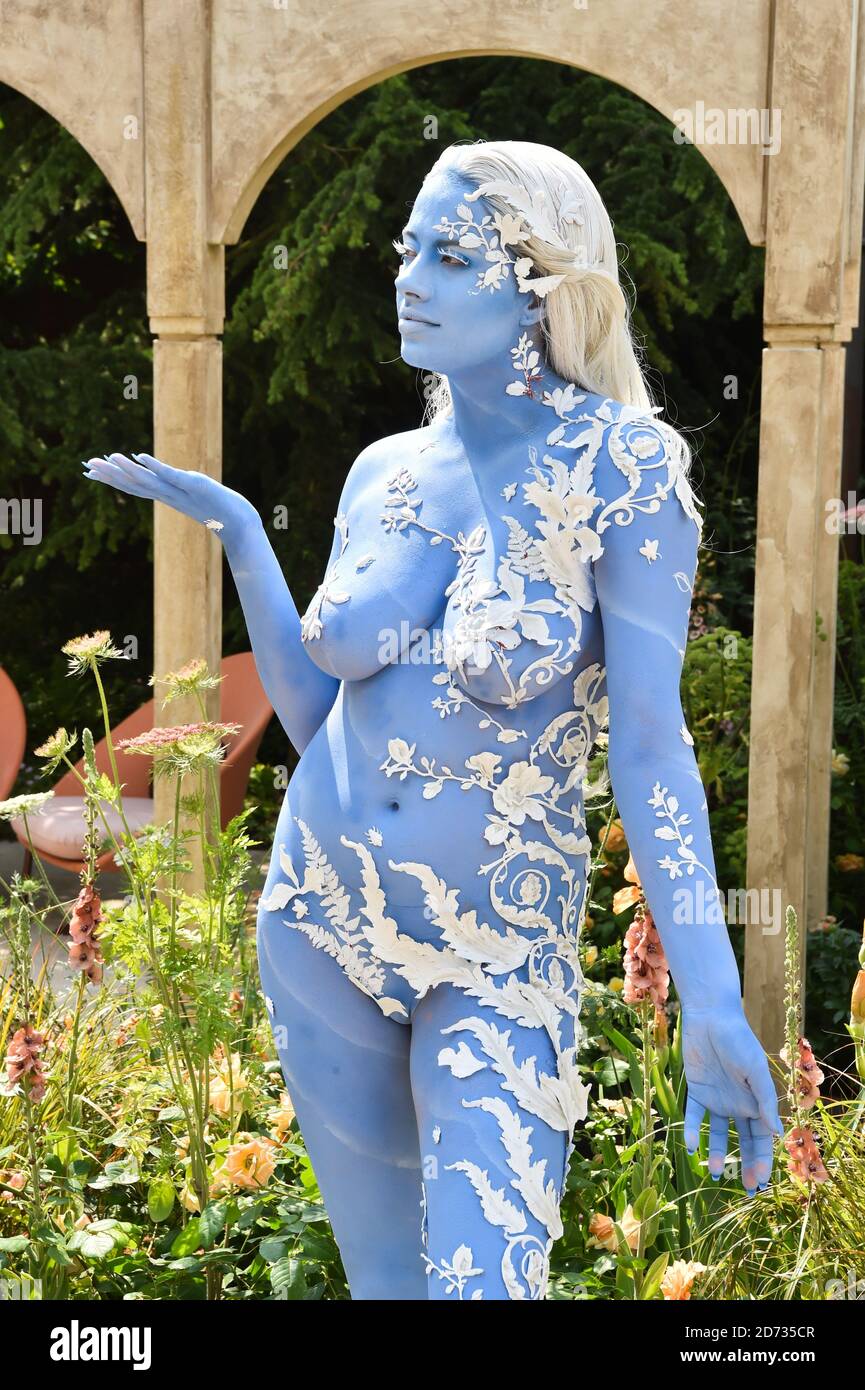 Ein Modell auf dem Wedgewood Stand auf der RHS Chelsea Flower Show im Royal Hospital Chelsea, London.Bilddatum: Montag, 20. Mai 2019. Bildnachweis sollte lauten: Matt Crossick/Empics Stockfoto