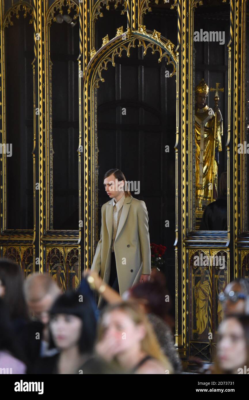 Ein Modell während der Sharon Wauchob Catwalk Show während der Frühjahr/Sommer 2020 London Fashion Week, in St. Cyprian's Church, London. Bilddatum: Samstag, 14. September 2019. Bildnachweis sollte lauten: Matt Crossick/Empics Stockfoto