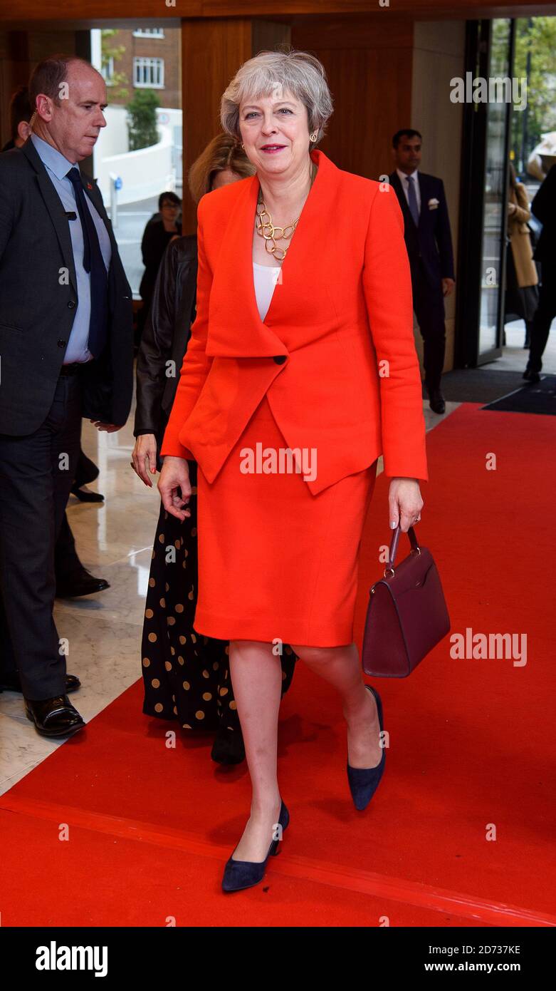 Theresa May kommt zum Women of the Year Lunch und den Awards 2019 im Royal Lancaster Hotel in London. Stockfoto