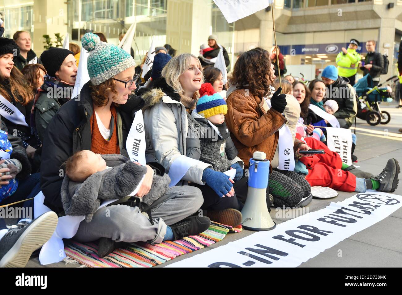 Extinction Rebellion Mothers and Babies inszenieren vor dem Hauptquartier der Labour Party in Westminster, London, eine "umherziehende Sit-in und Blockade". Bilddatum: Montag, 2. Dezember 2019. Bildnachweis sollte lauten: Matt Crossick/Empics Stockfoto