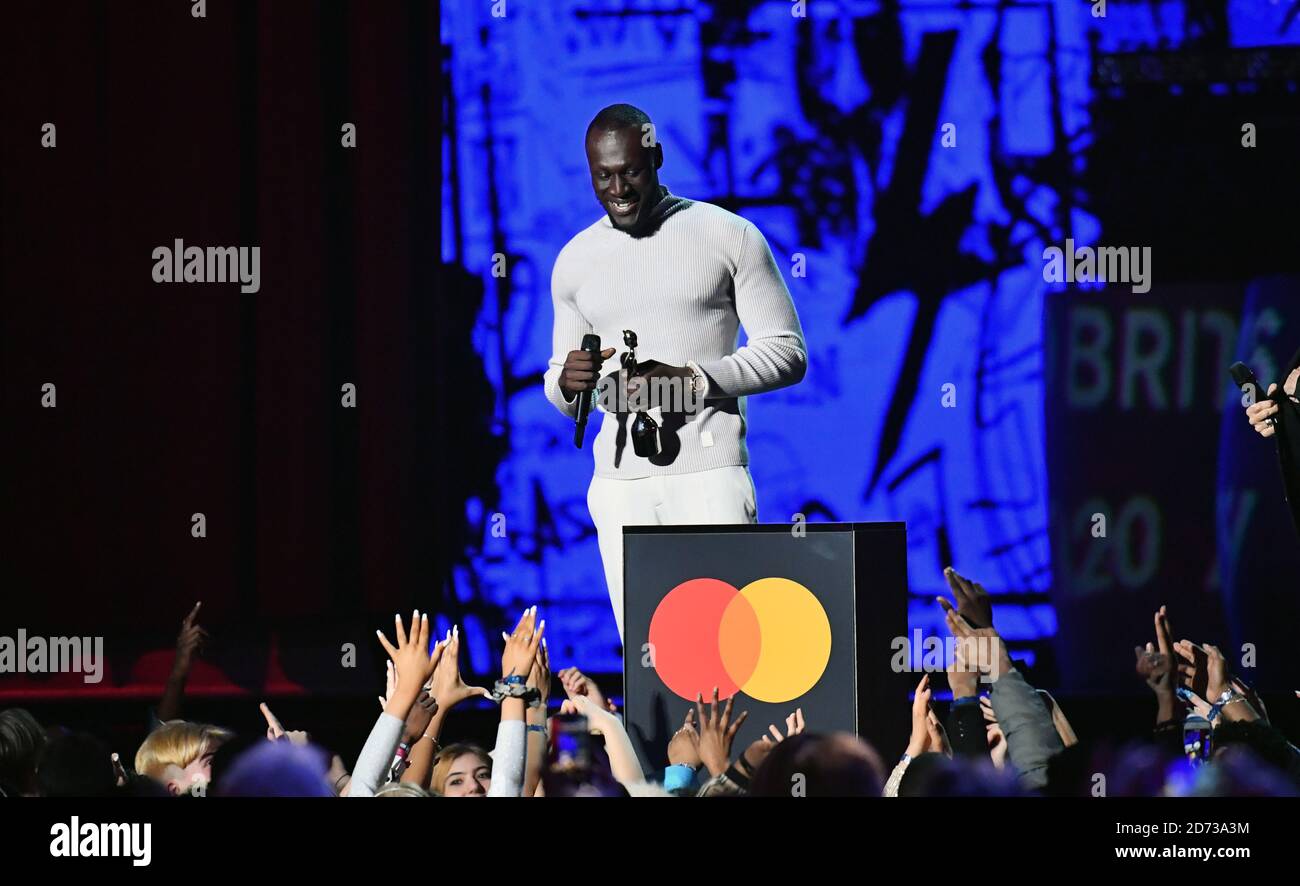 Stormzy nimmt den Preis für männlichen Solokünstler auf der Bühne bei den Brit Awards 2020 in der O2 Arena, London entgegen Stockfoto