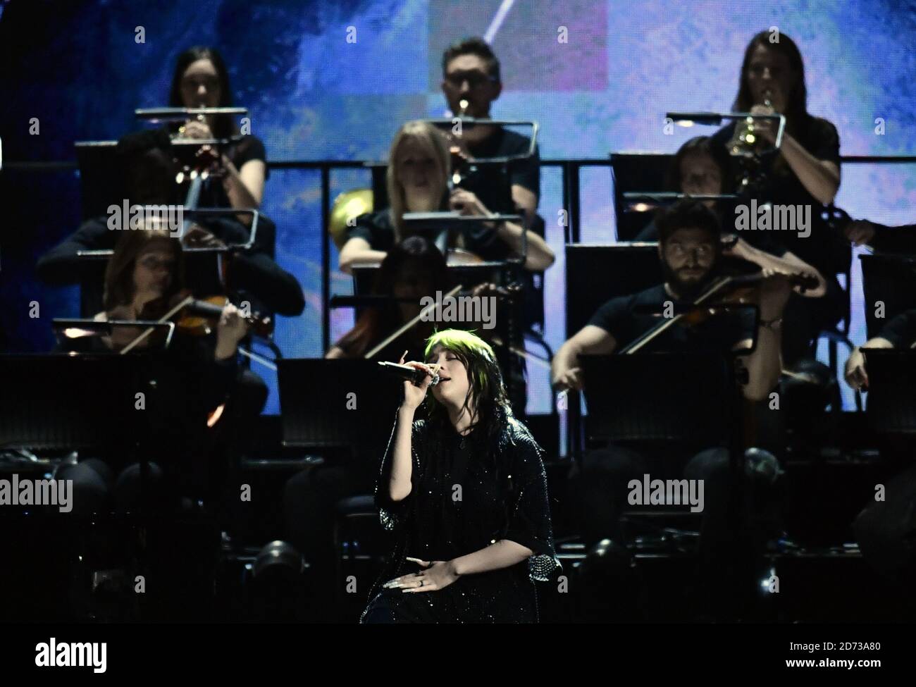 Billie Eilish auf der Bühne bei den Brit Awards 2020 in der O2 Arena, London Stockfoto