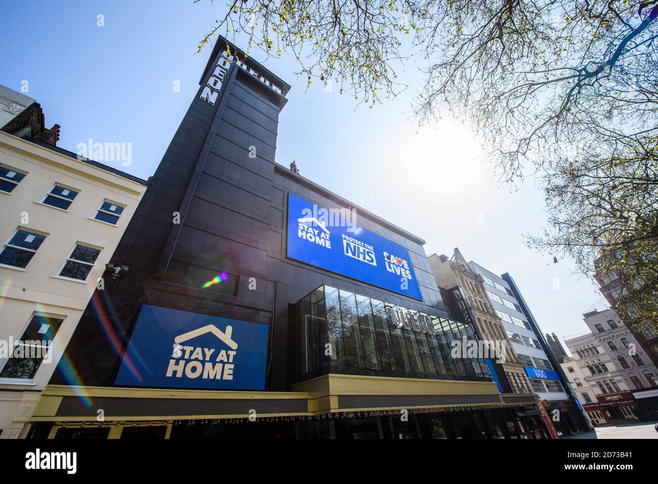 Geschlossene Kinos am Leicester Square in London, da Großbritannien weiterhin in der Sperre ist, um die Ausbreitung des Coronavirus einzudämmen. Bilddatum: Donnerstag, 9. April 2020. Bildnachweis sollte lauten: Matt Crossick/Empics Stockfoto