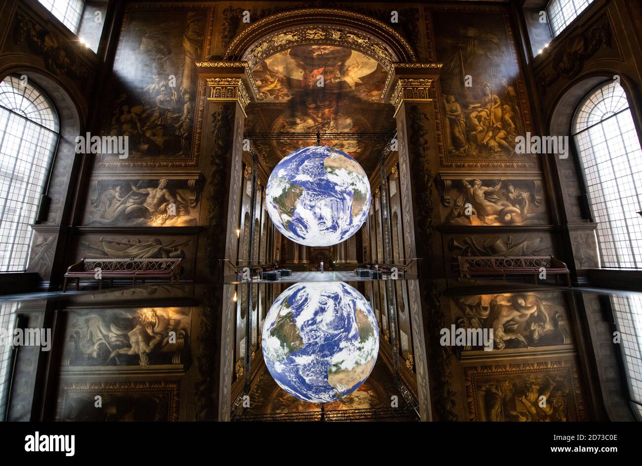 Luke Jerrams Kunstwerk Gaia, eine Replik des Planeten Erde, die mit detaillierten NASA-Bildern der Erdoberfläche erstellt wurde, wird im Rahmen des Greenwich+Docklands International Festival 2020 in der Painted Hall des Old Royal Naval College in Greenwich, London, ausgestellt. Bilddatum: Freitag, 28. August 2020. Bildnachweis sollte lauten: Matt Crossick/Empics Stockfoto