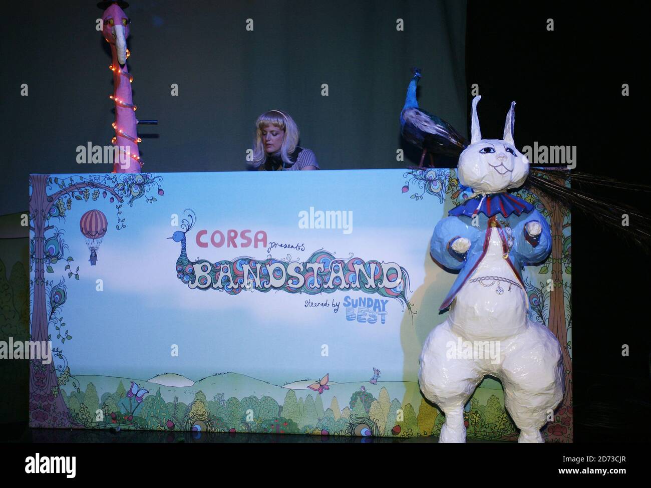 Radio 1 DJ Annie Mac tritt in einem Alice in Wonderland Themenstand auf der Corsa präsentiert Bandstand, ein neues Live-Musik-Indoor-Festival in Old Billingsgate, London. Stockfoto