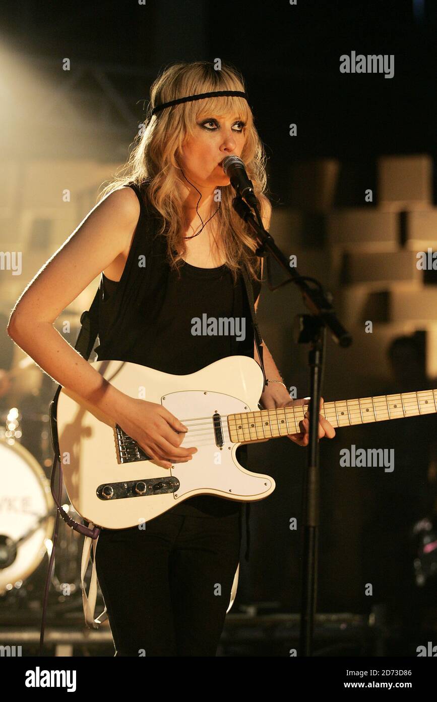 Duffy Dreidiger von Ladyhawke spielt live während der Aufnahme von Channel 4's T-Mobile Transmission, in der RAM Brewery in Wandsworth, London. Stockfoto