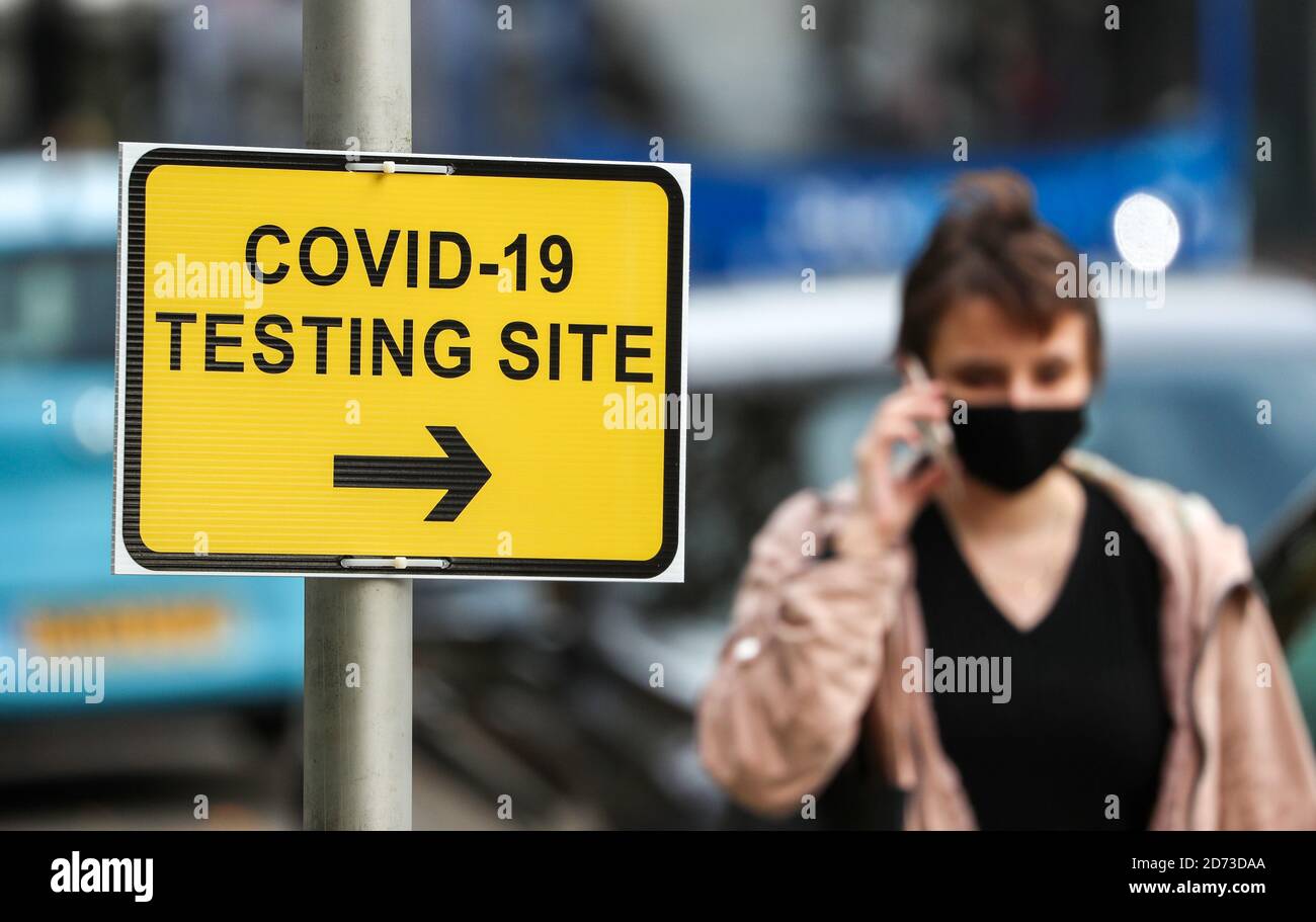 Covid 19 Prüfstelle in Southampton, das Personen zu einer Coronavirus-Teststelle führt. Stockfoto