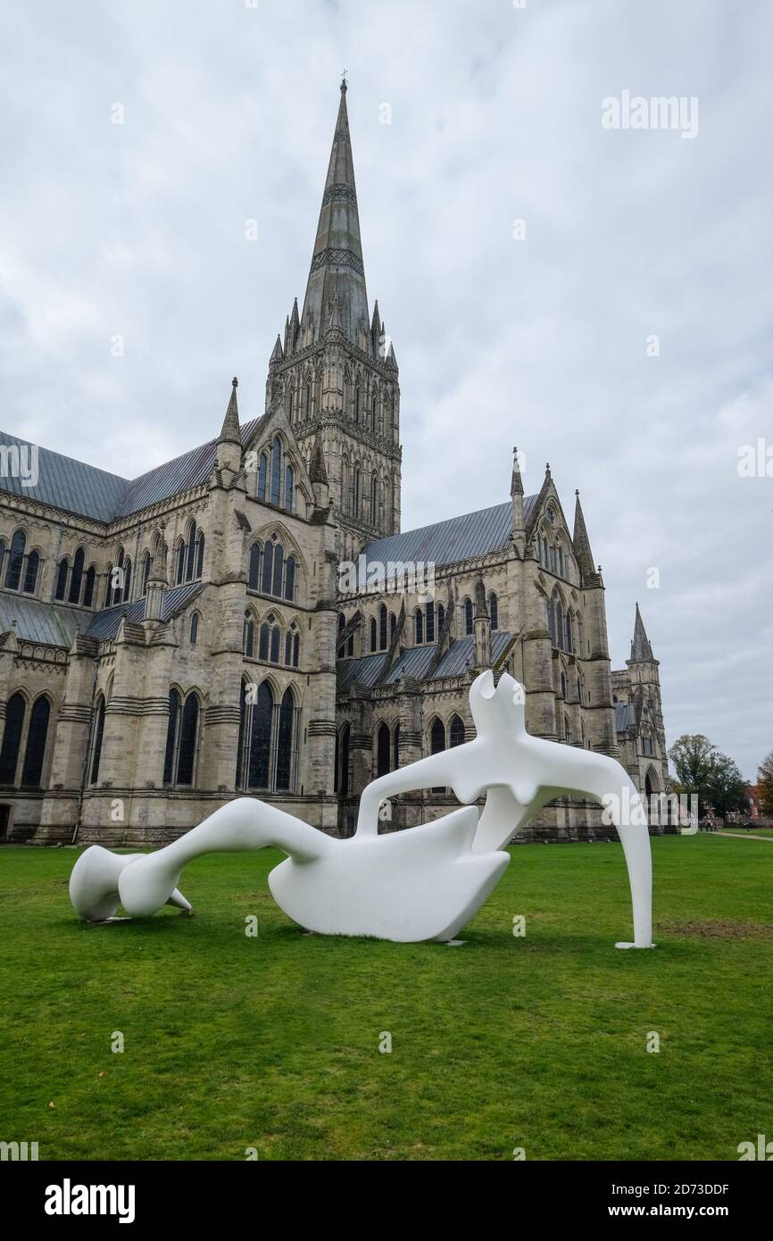 Große Reclining Figur Skulptur des Künstlers Henry Moore auf dem Display außerhalb Salisbury Cathedral, Wiltshire, Großbritannien Stockfoto