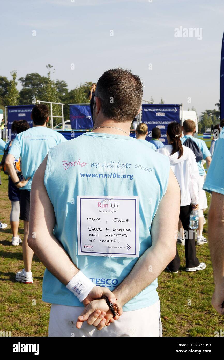 Ein Läufer beim Cancer Research UK 10K-Lauf im Finsbury Park, North London. Über 2,000 Menschen nahmen daran Teil, um Geld für die Wohltätigkeitsorganisation zu sammeln. Stockfoto