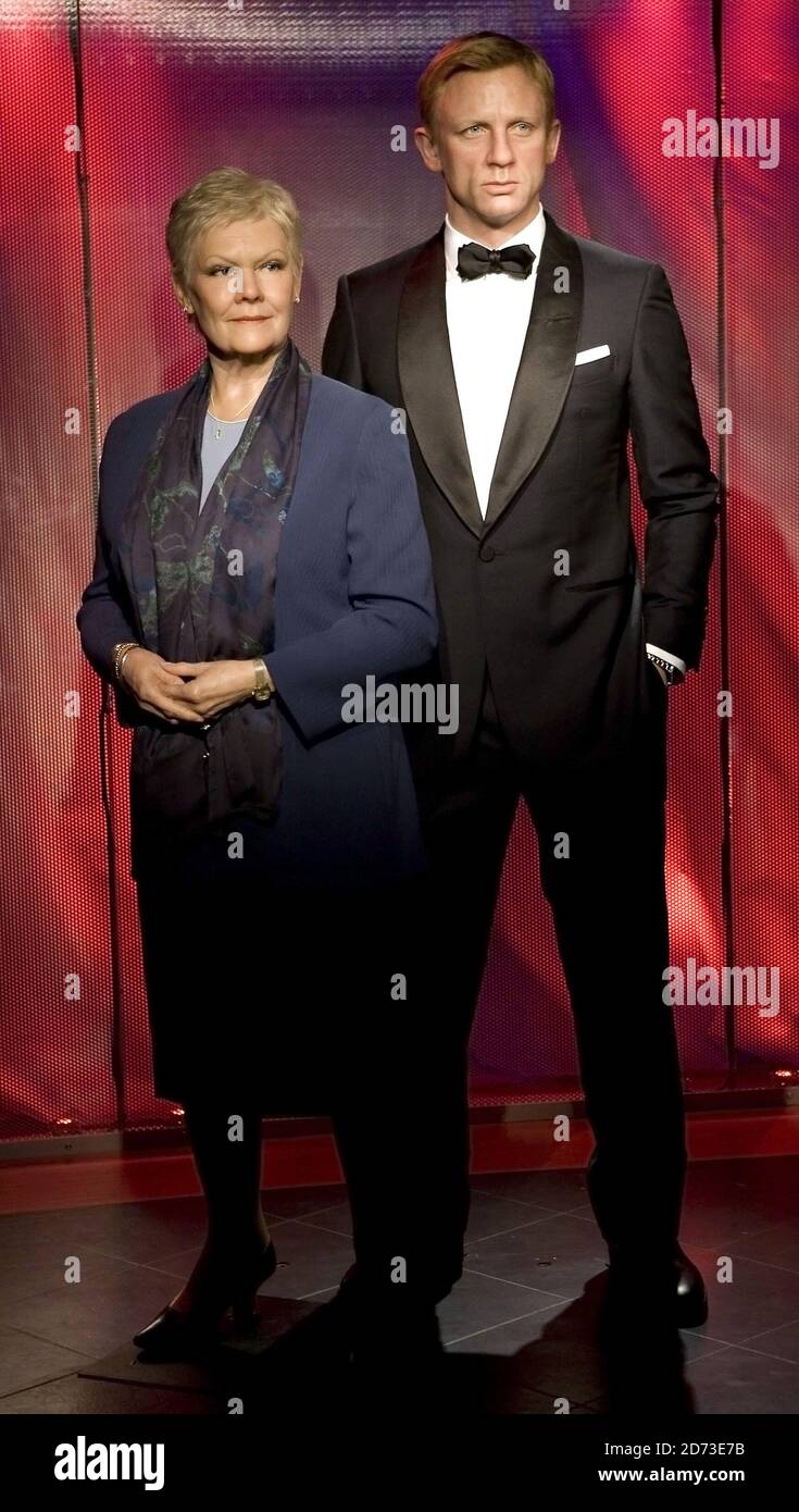 Neue Wachsfiguren von Daniel Craig als James Bond und Dame Judi Dench als M werden im Madame Tussauds in London vorgestellt. Stockfoto