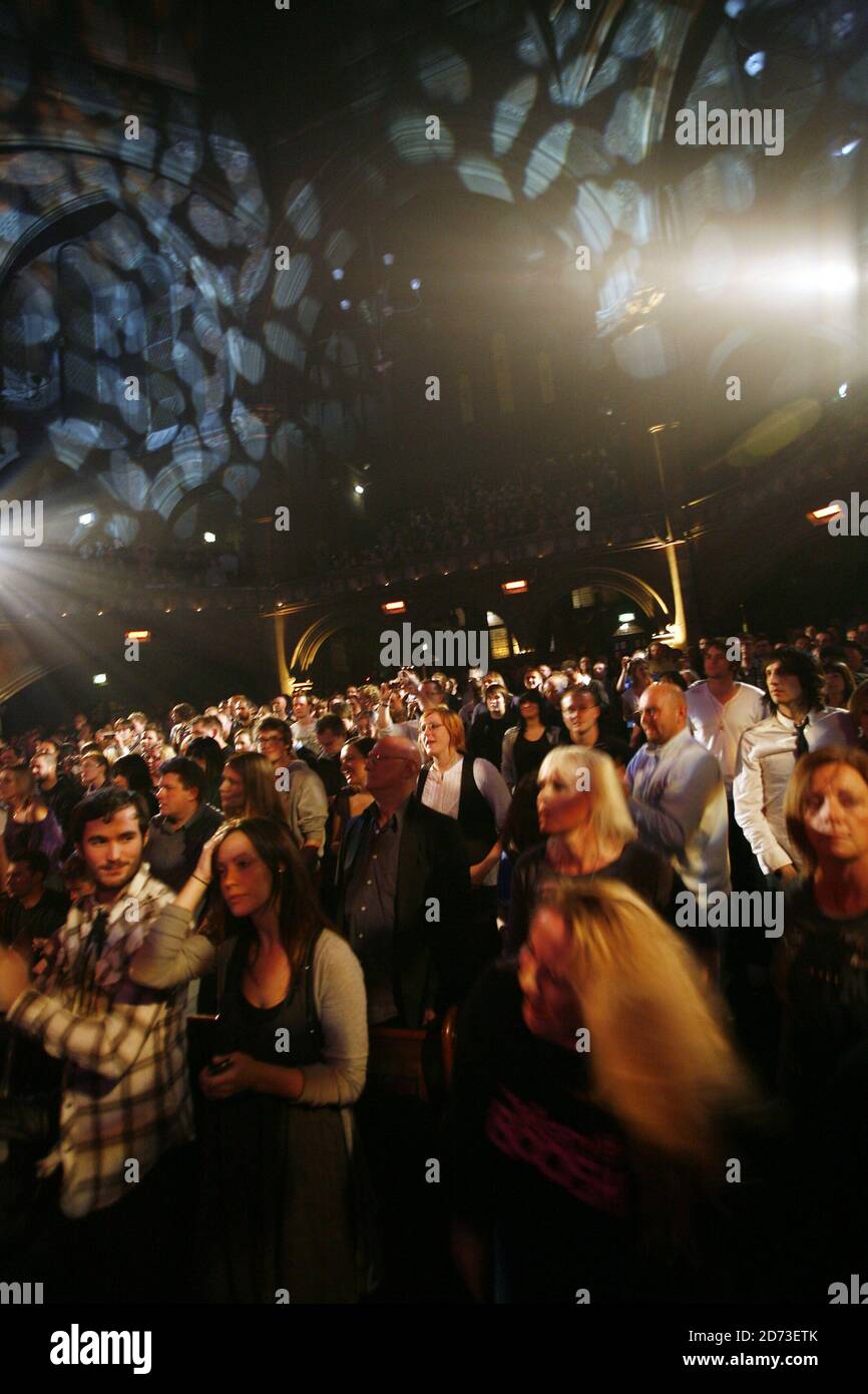 Die Menge während Kasabian auf der Bühne in der Union Chapel in Islington, North London, im Rahmen der Mencap Little Noise Sessions spielen. Stockfoto