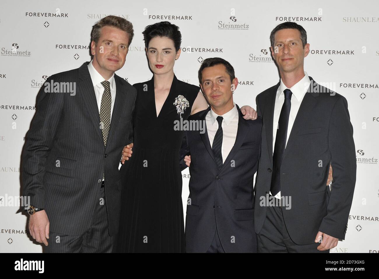 (l-r) Francois Delage (CEO Forevermark), Erin O'Connor, Shaun Leane (Designer) und Lior Leon (Steinmetz) nehmen an der Vorstellung von "White Light" Teil, einem neuen Schmuckstück der exklusiven Forevermark Precious Collection im Millbank Tower in London. Stockfoto