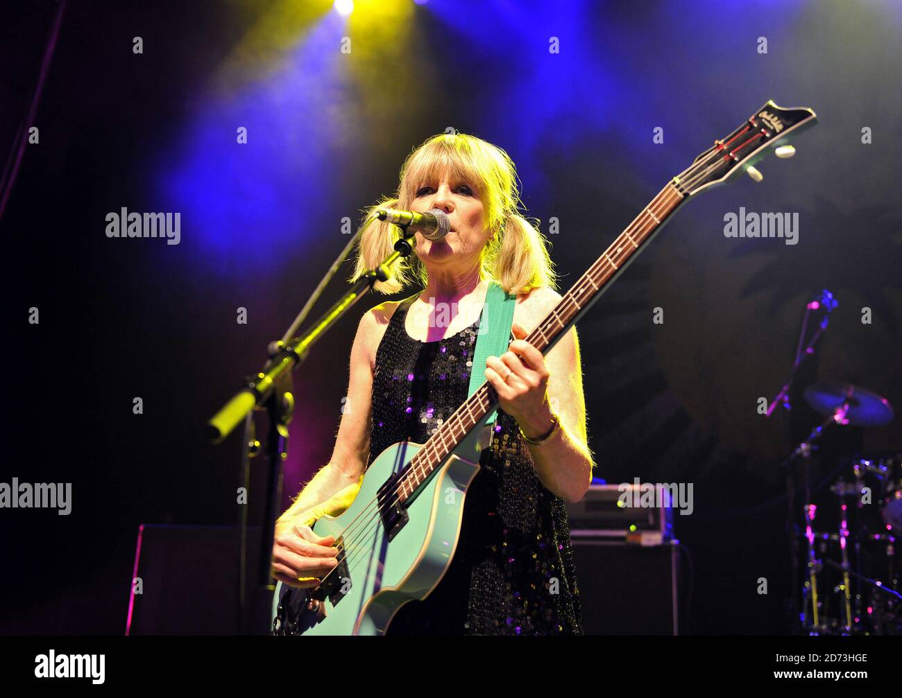 Tina Weymouth vom Tom Tom Club tritt live im Rahmen des Island Records 50. Jubiläumsfestivals im Shepherds Bush Empire in London auf Stockfoto