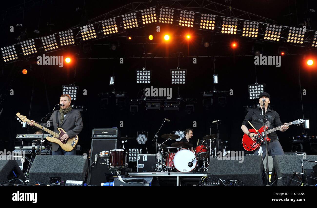 Tauben live auf der Bühne beim Lovebox Weekender Festival, im Victoria Park im Osten Londons. Stockfoto