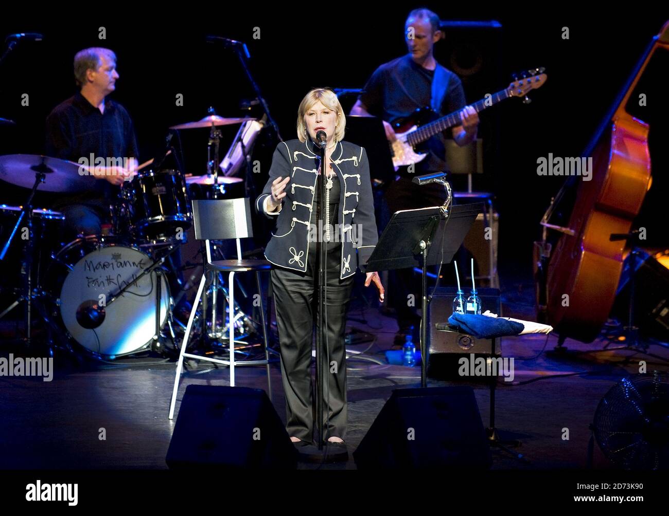 NUR FÜR REDAKTIONELLE ZWECKE. KEINE VERKAUFSFÖRDERUNG. DAS BILD DARF NUR IN VERBINDUNG MIT DEM EREIGNIS VERWENDET WERDEN. Marianne Faithfull spielt auf der Bühne der Royal Festival Hall im Zentrum Londons. Stockfoto