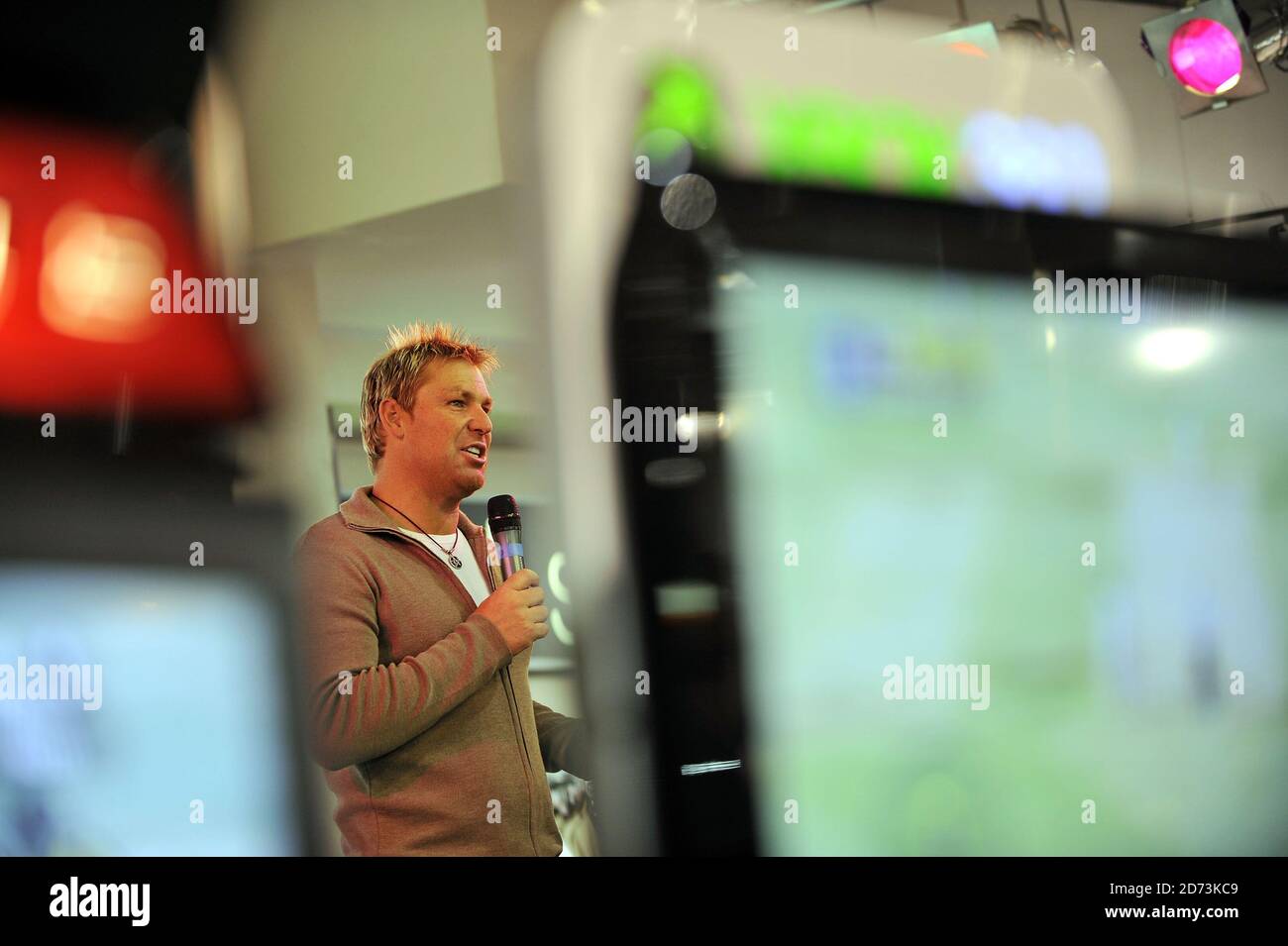 Shane Warne trifft Fans im HMV in Ocfort St, im Zentrum von London, um die Einführung des Ashes Cricket: 2009 Videospiels zu fördern. Stockfoto