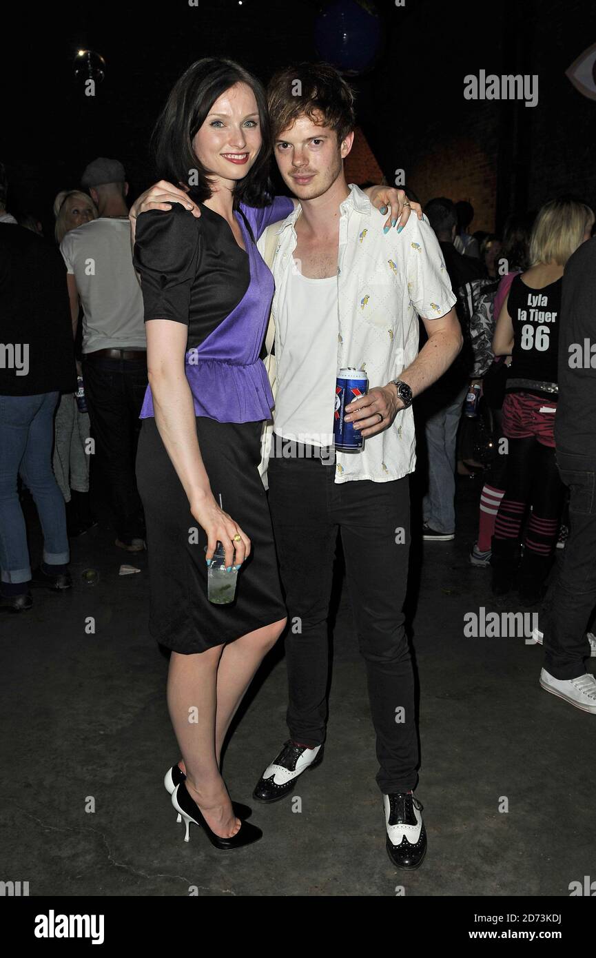 Sophie Ellis Bextor und Richard Jones bei der Vauxhall Skate Party, die in der Village Underground im Osten Londons stattfand. Stockfoto