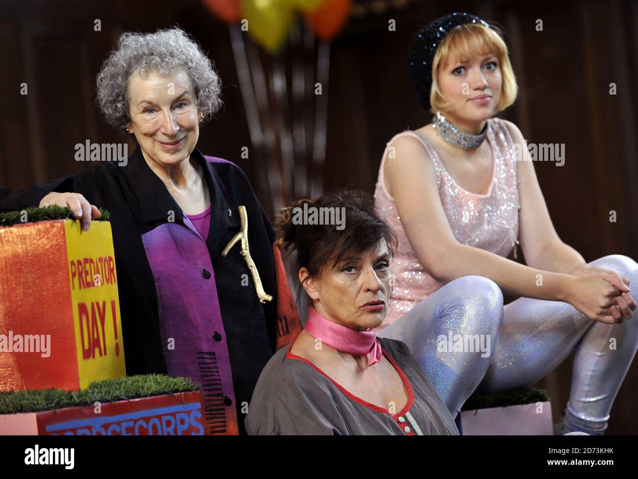 (l-r) Margaret Atwood, Diana Quick und Lucy Briggs-Owen treten bei einer Fotowand auf, um das Jahr der Flut zu promoten, eine Buchpräsentation und eine dramatische Präsentation ihres Romans, die in der St. James's Church im Zentrum von London stattfindet. Stockfoto