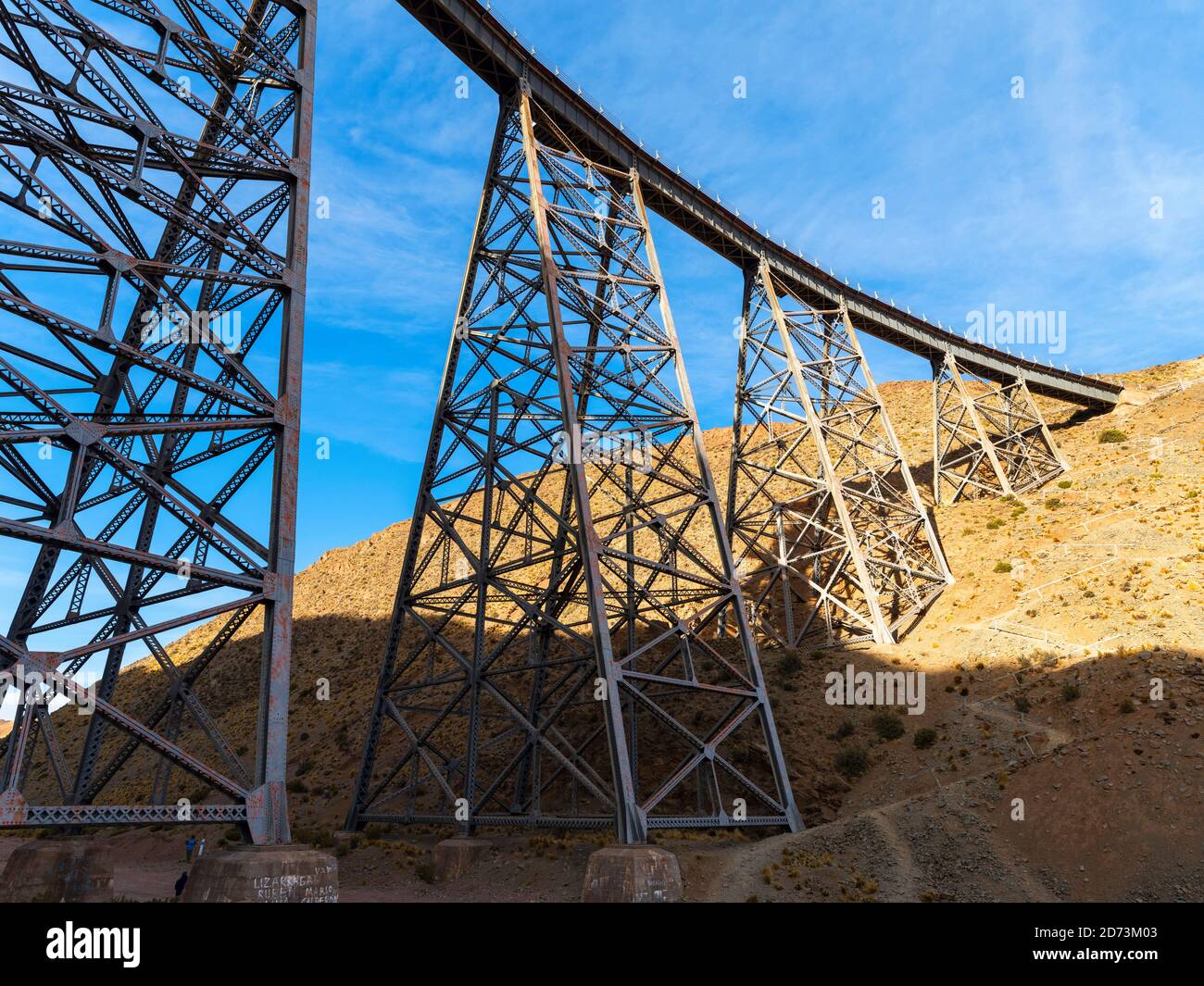 Eisenbahnbrücke La Polvorilla Wahrzeichen des Altiplano in Argentinien bei San Antonio de los Cobres. Die Brücke ist die letzte Station für den touristischen Trai Stockfoto