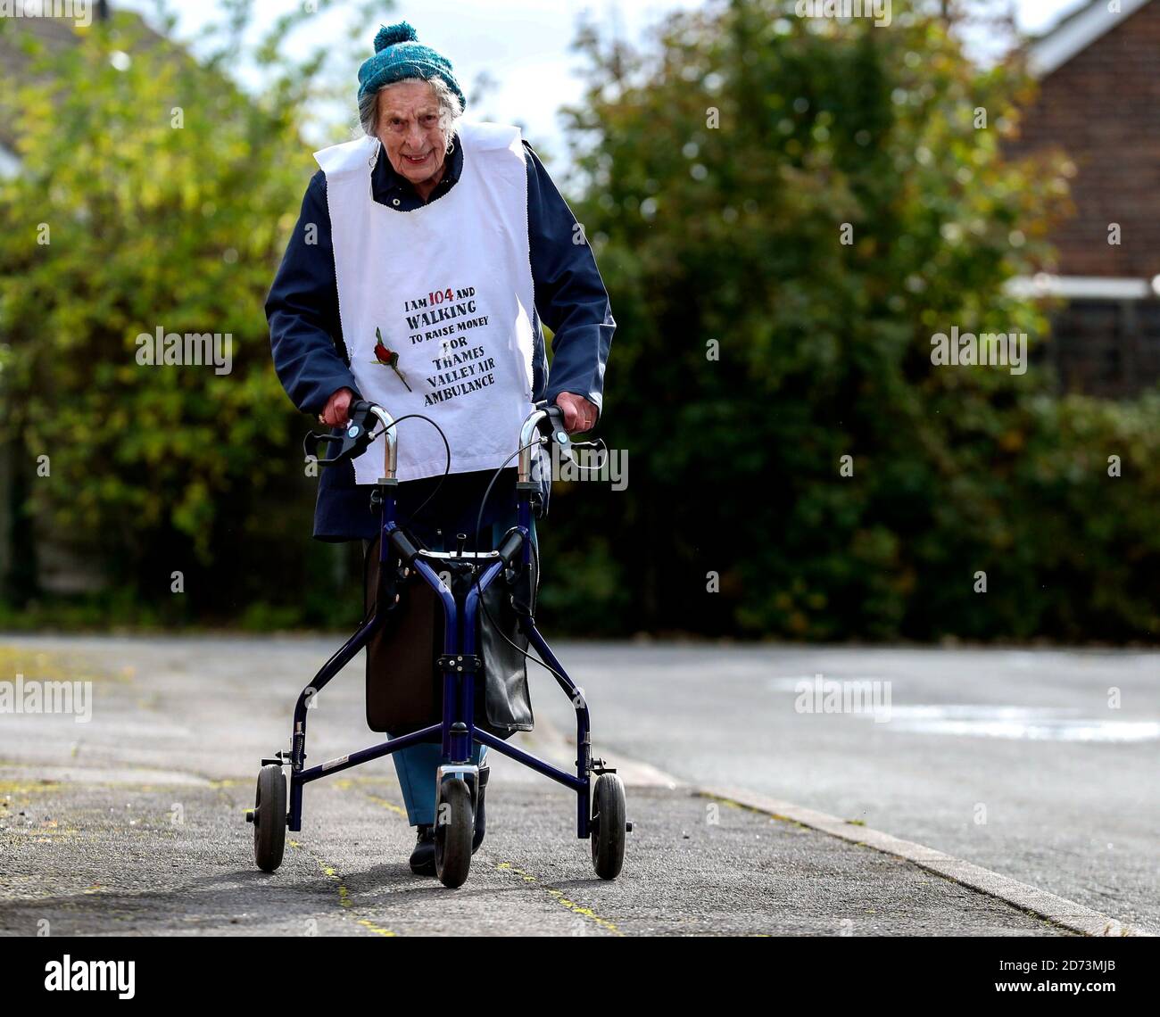 Die 104-jährige Ruth Saunders in Newbury, Berkshire, läuft einen Marathon, um Geld für Thames Valley Air Ambulance zu sammeln. Ruth, die über 8,000 GBP gesammelt hat, machte sich ursprünglich auf den Weg, 104 Runden ihres Blocks zu laufen, um ihrem Alter, einer Strecke von etwa 21 Meilen, zu entsprechen, entschied sich aber, ihr Ziel auf einen vollen Marathon (26.2 Meilen) auszudehnen, nachdem sie von ihrer Familie ermutigt wurde. Stockfoto