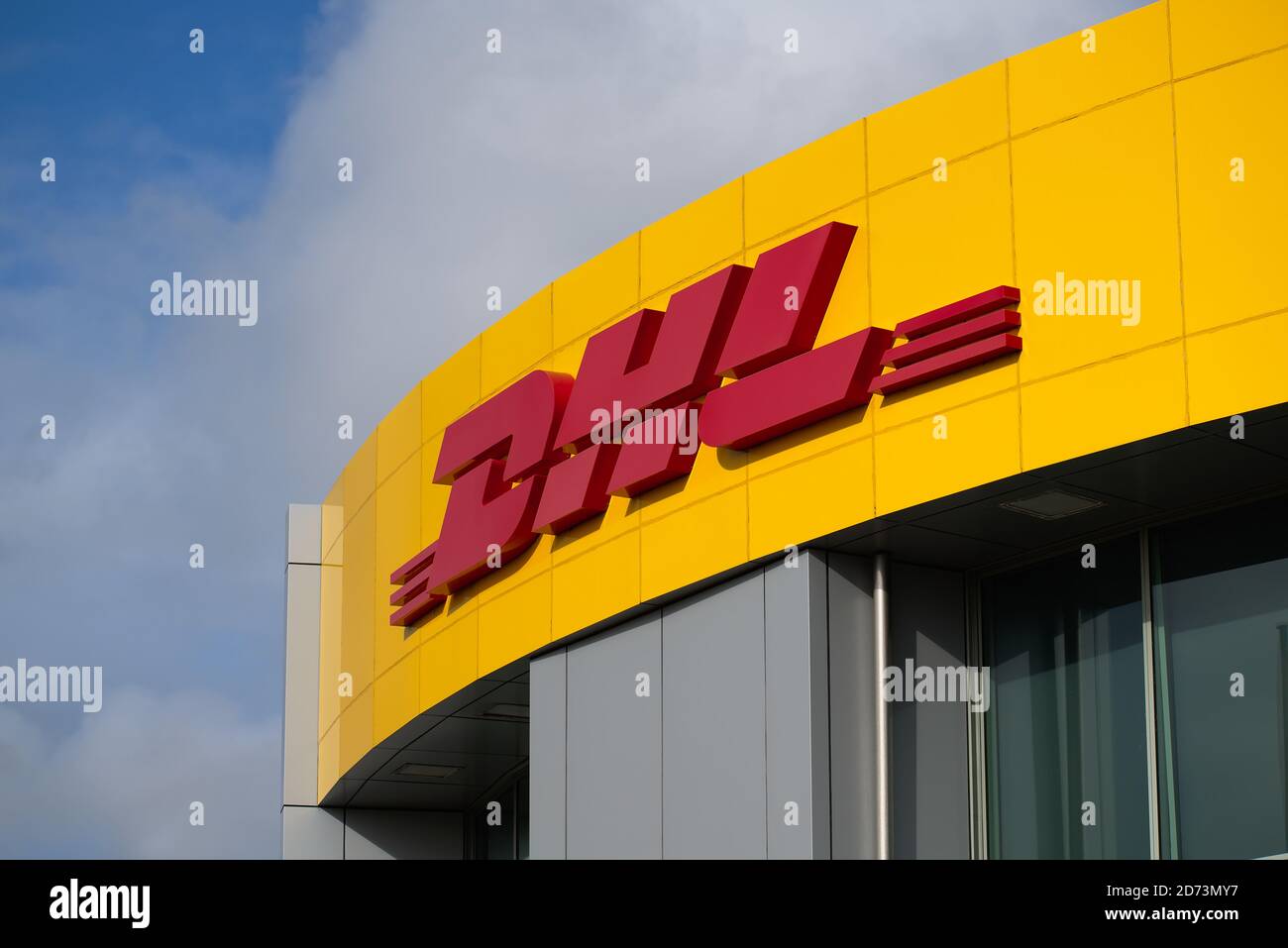 AUCKLAND, NEUSEELAND - 01. Juli 2019: Auckland / Neuseeland - 1. Juli 2019: Blick auf das DHL-Schild am Flughafen Auckland Stockfoto